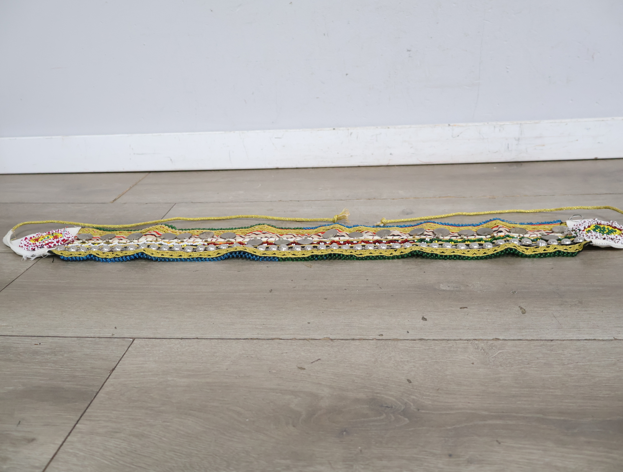 Traditionele kleurrijke decoratieve band'' – foto 6 – kavel bij GSD Auctions, Zoeterwoude