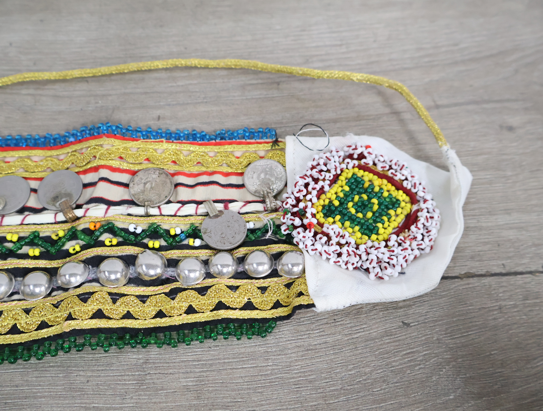Traditionele kleurrijke decoratieve band'' – foto 7 – kavel bij GSD Auctions, Zoeterwoude