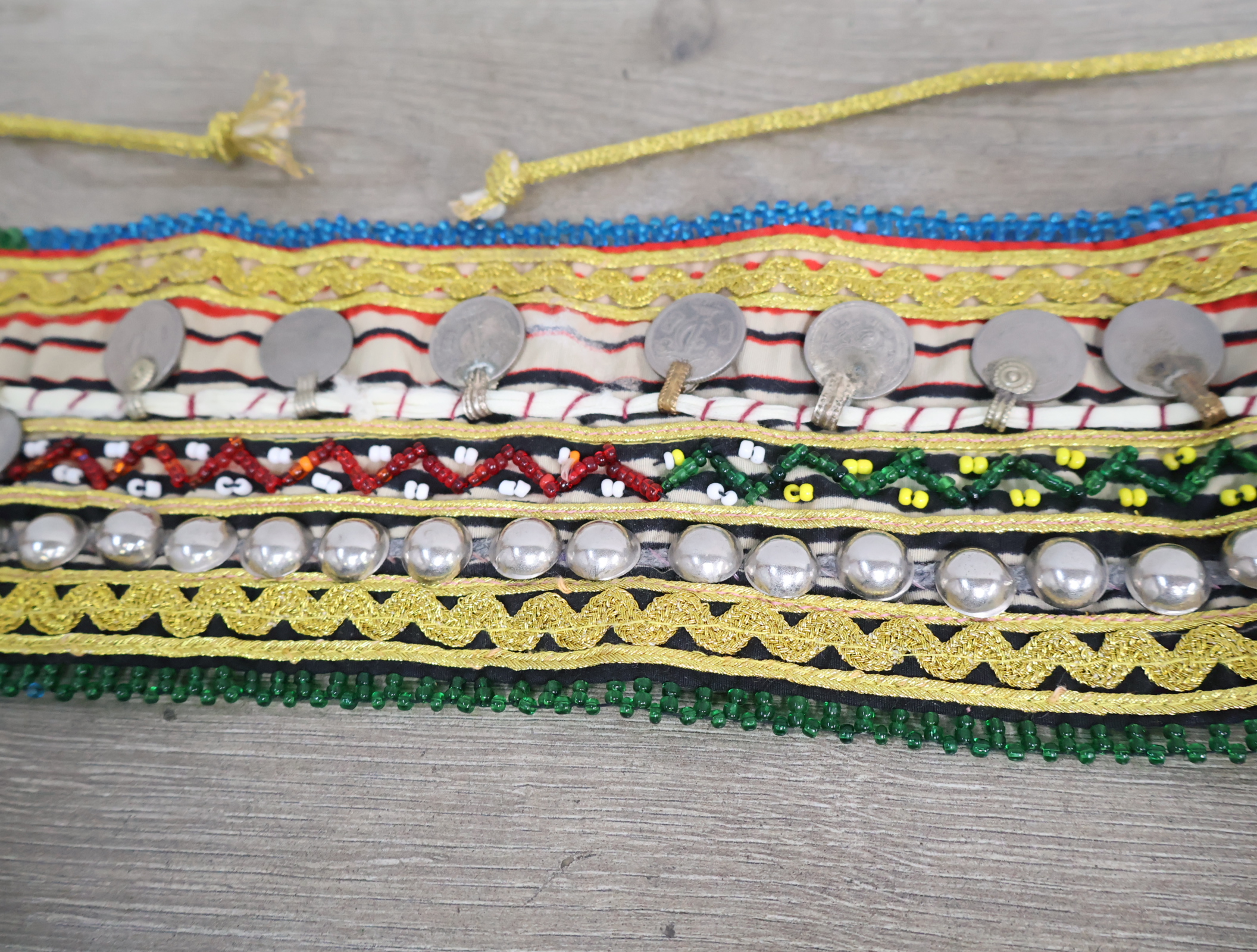 Traditionele kleurrijke decoratieve band'' – foto 8 – kavel bij GSD Auctions, Zoeterwoude