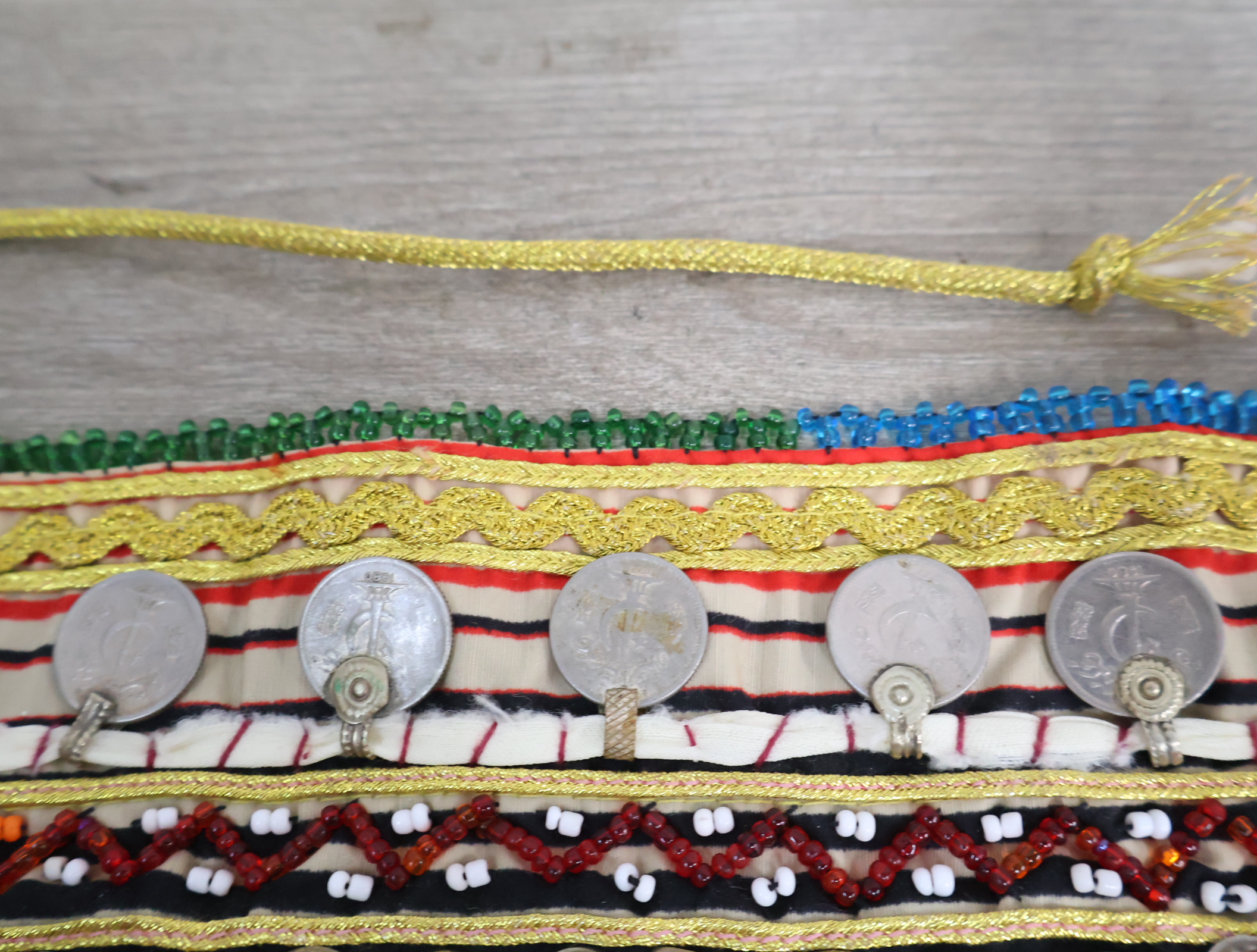 Traditionele kleurrijke decoratieve band'' – foto 9 – kavel bij GSD Auctions, Zoeterwoude