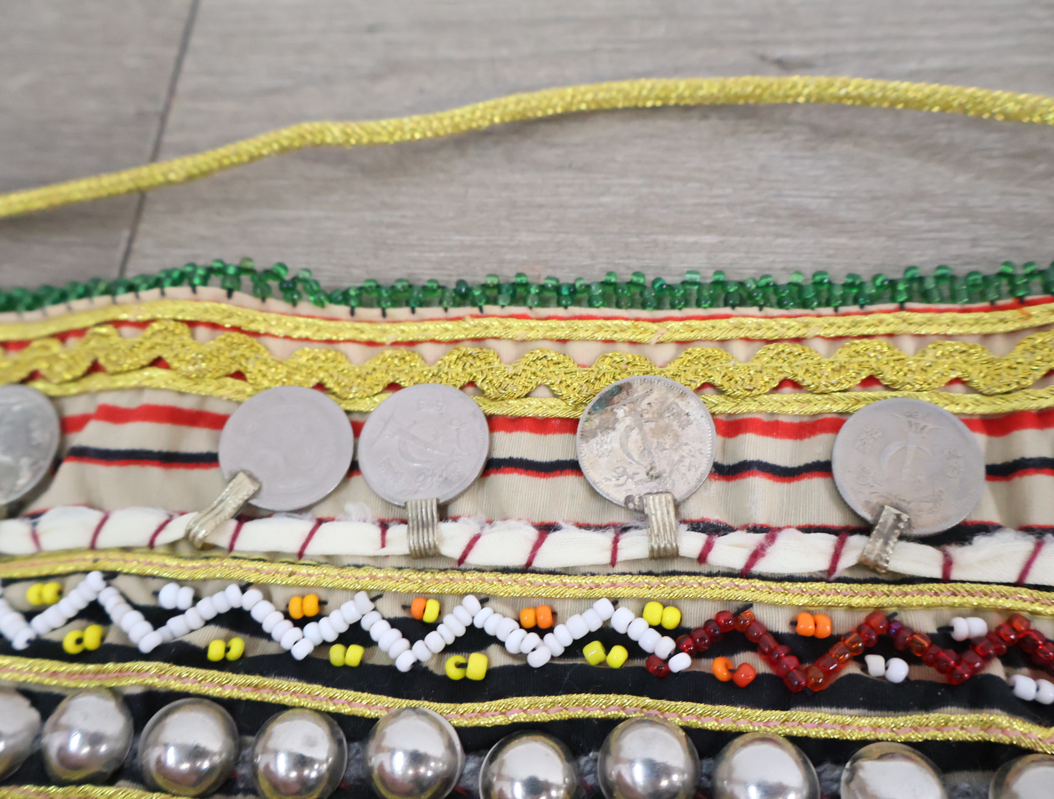 Traditionele kleurrijke decoratieve band'' – foto 10 – kavel bij GSD Auctions, Zoeterwoude