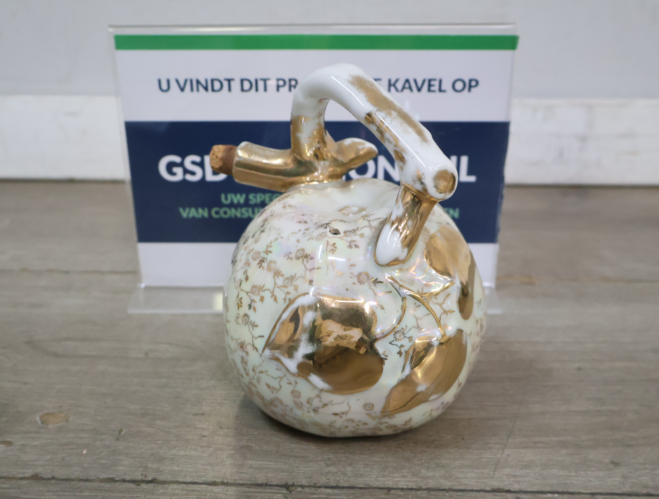 Decoratief keramisch kruikje met goudkleurige accenten'' – kavel bij GSD Auctions, Zoeterwoude
