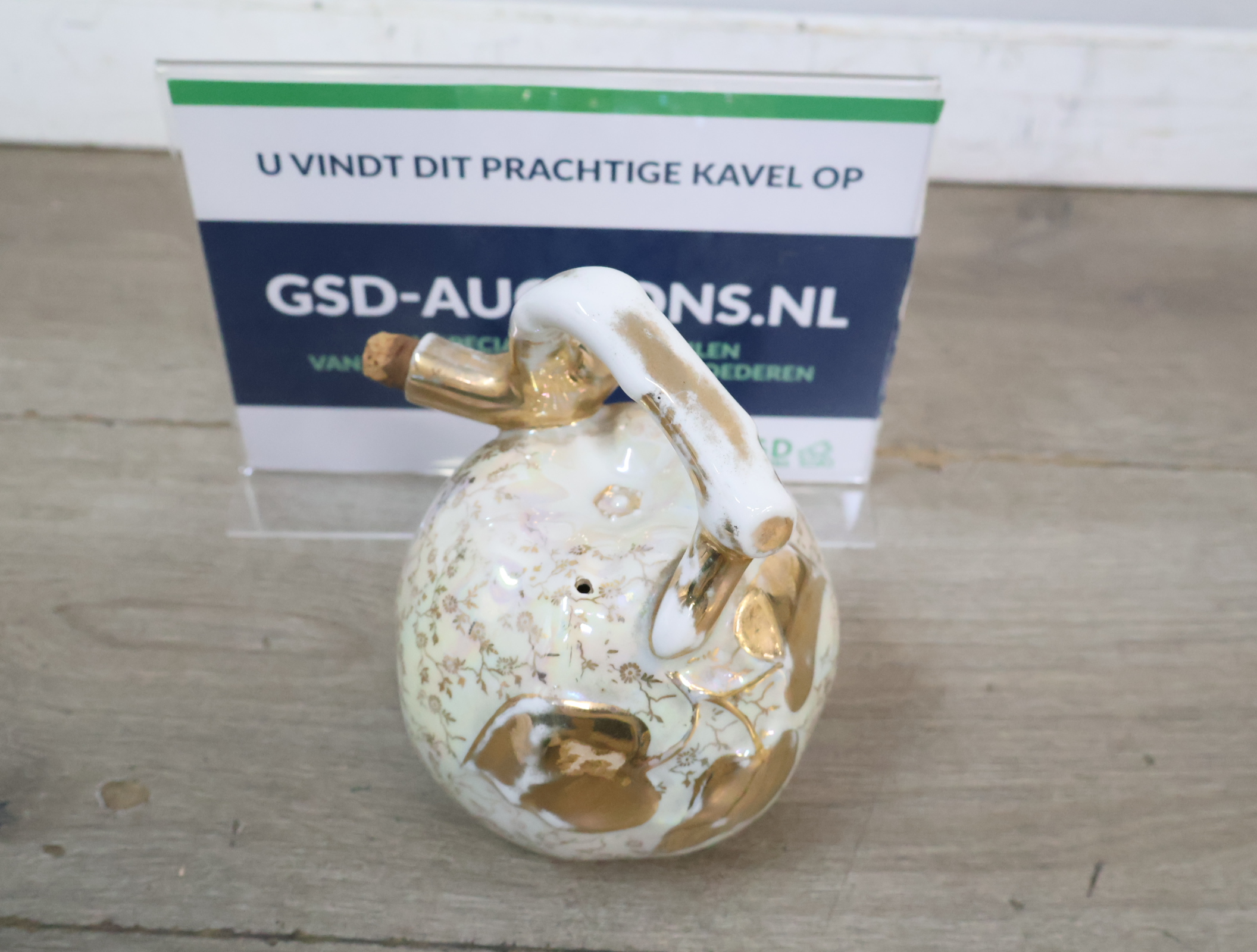 Decoratief keramisch kruikje met goudkleurige accenten'' – foto 2 – kavel bij GSD Auctions, Zoeterwoude