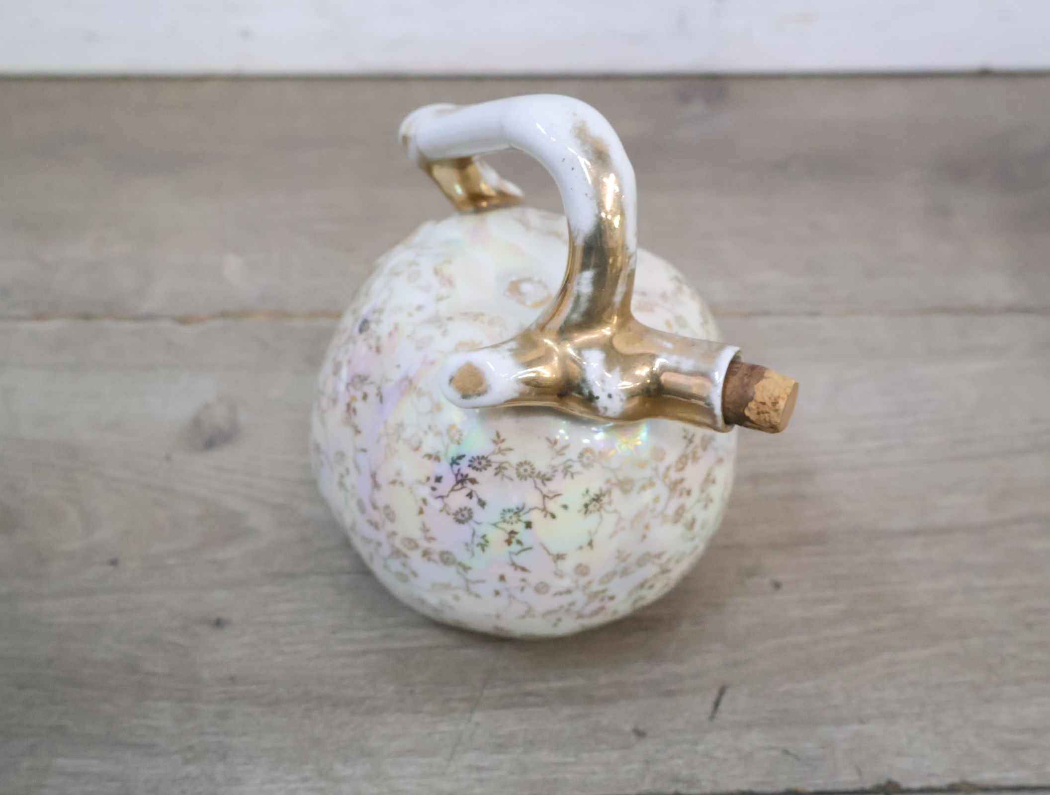 Decoratief keramisch kruikje met goudkleurige accenten'' – foto 5 – kavel bij GSD Auctions, Zoeterwoude