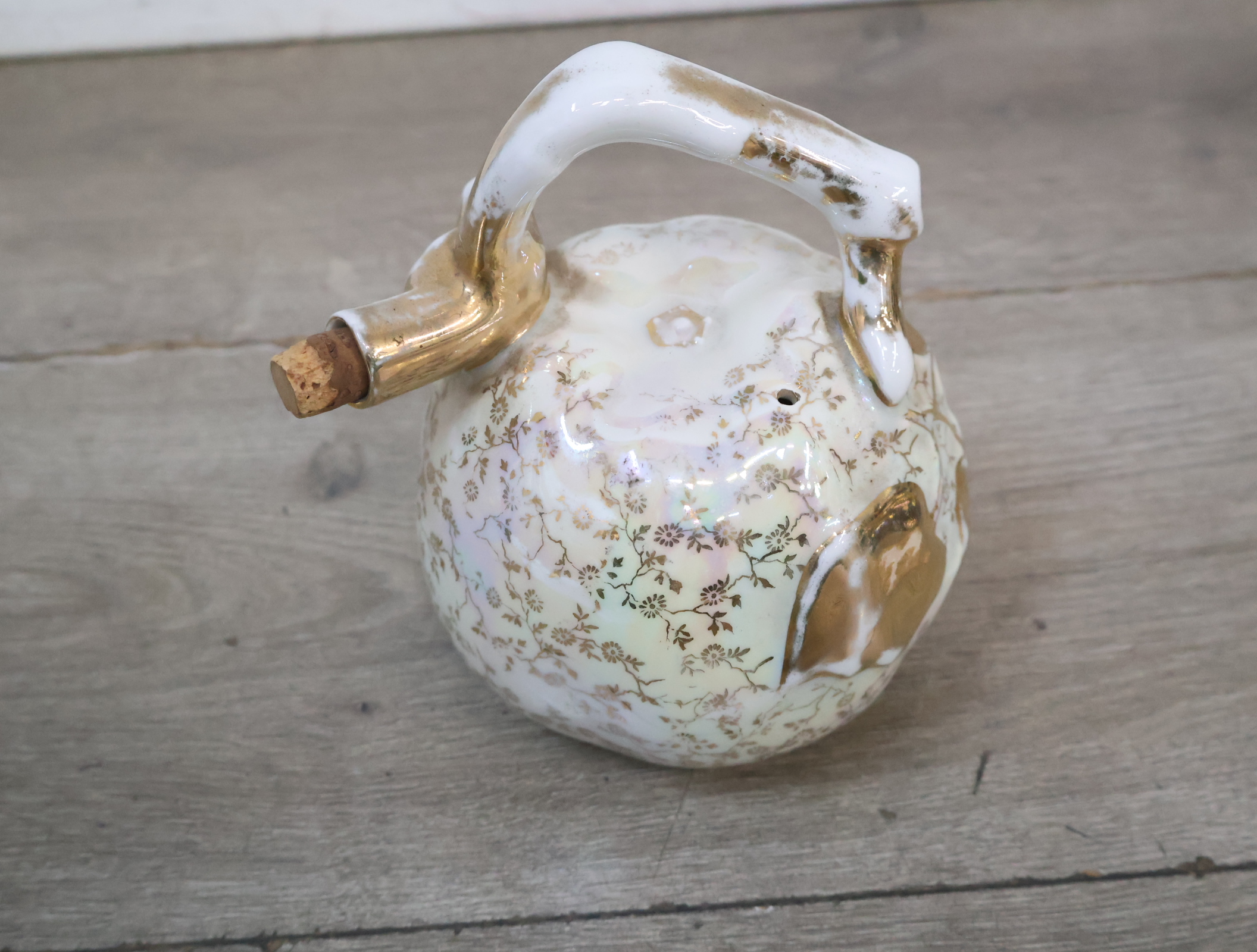 Decoratief keramisch kruikje met goudkleurige accenten'' – foto 6 – kavel bij GSD Auctions, Zoeterwoude