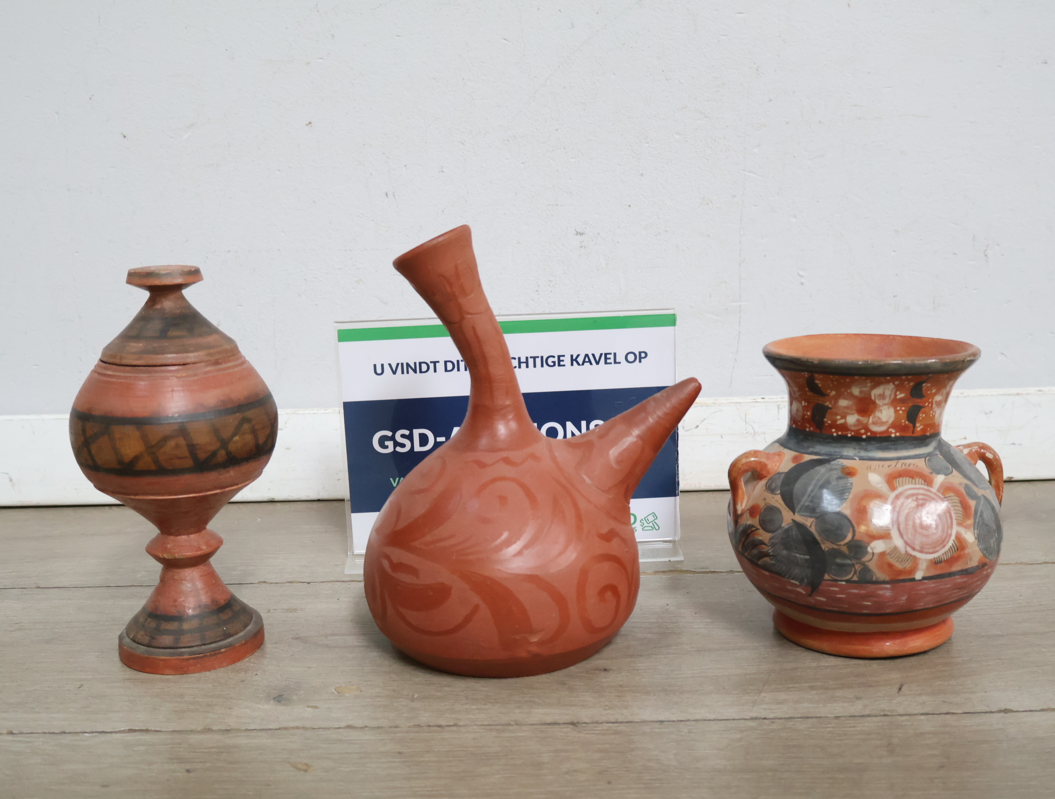 Set van drie aardewerken vazen en kannen'' – kavel bij GSD Auctions, Zoeterwoude