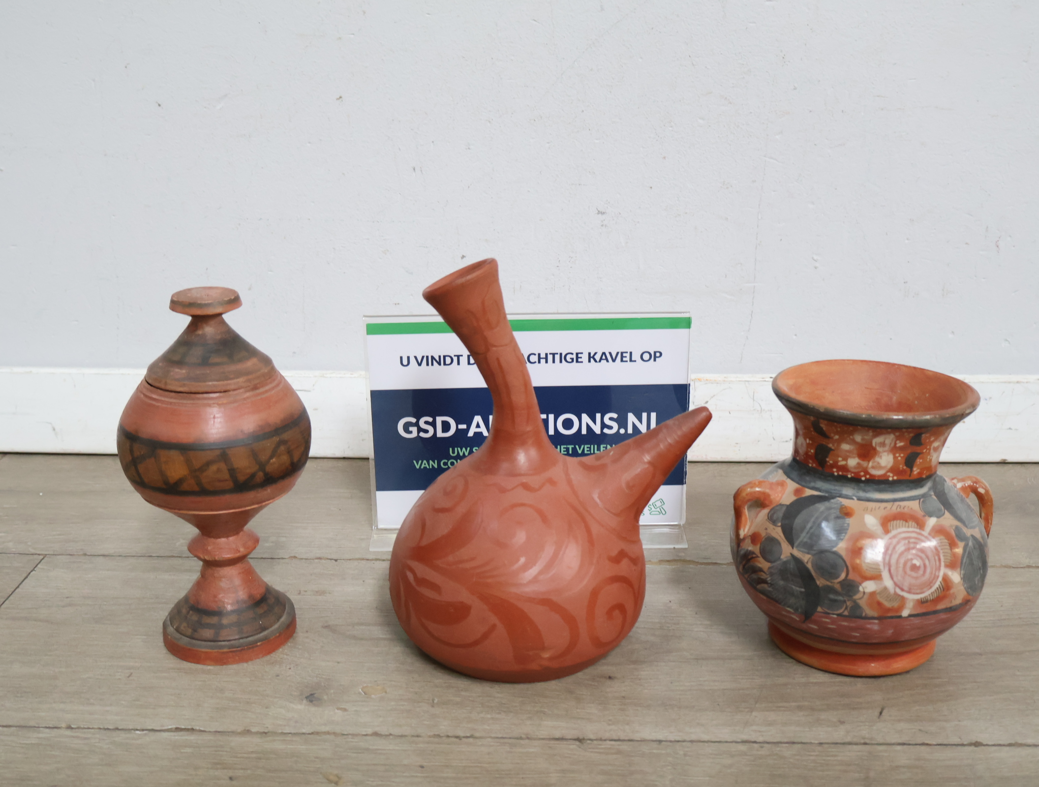 Set van drie aardewerken vazen en kannen'' – foto 2 – kavel bij GSD Auctions, Zoeterwoude