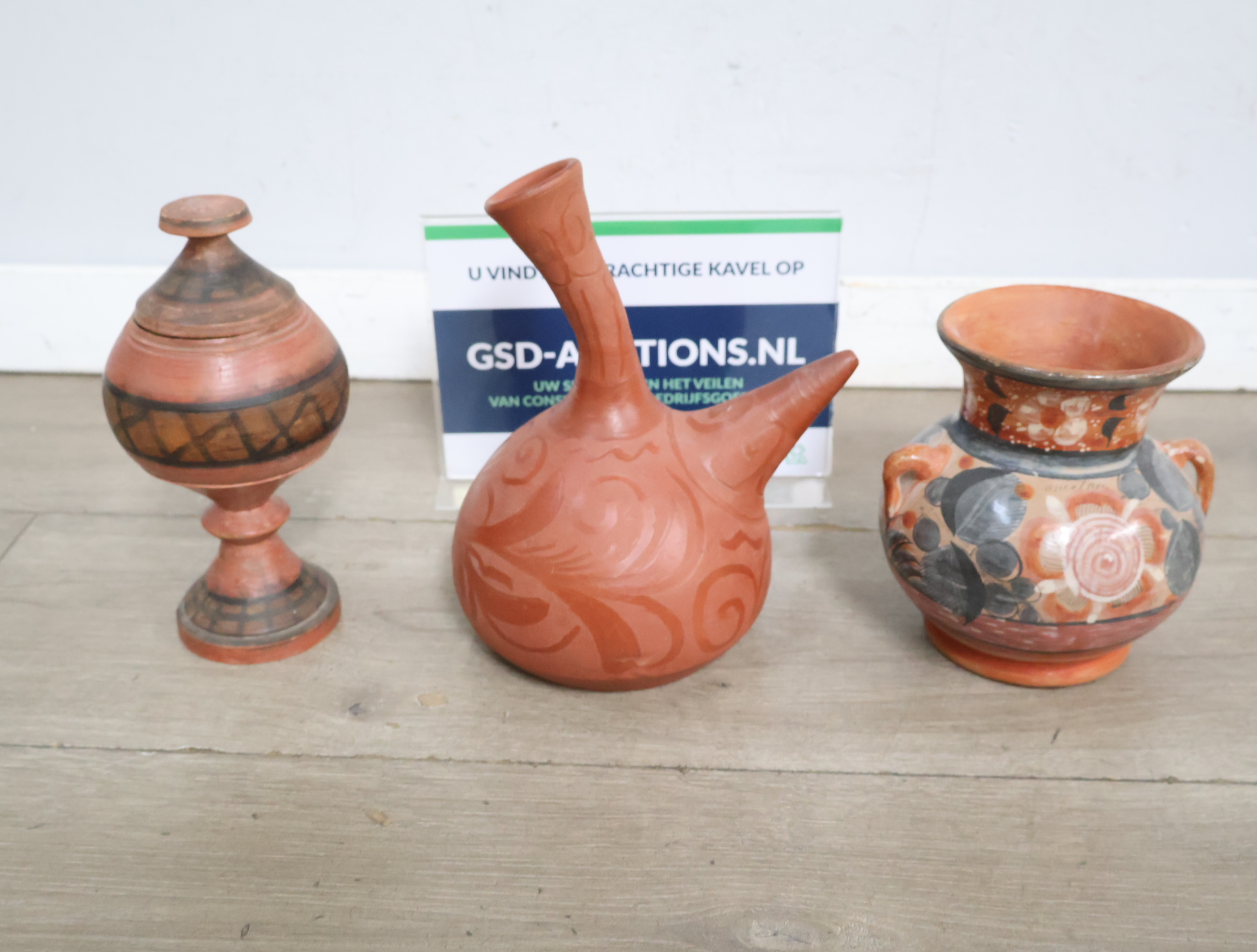 Set van drie aardewerken vazen en kannen'' – foto 3 – kavel bij GSD Auctions, Zoeterwoude