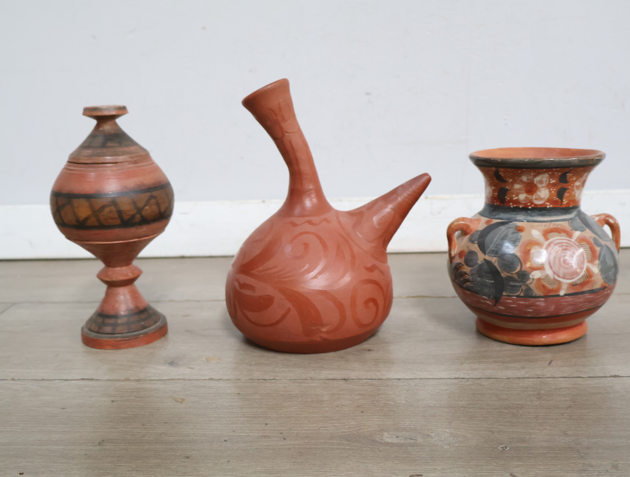 Set van drie aardewerken vazen en kannen'' – foto 4 – kavel bij GSD Auctions, Zoeterwoude