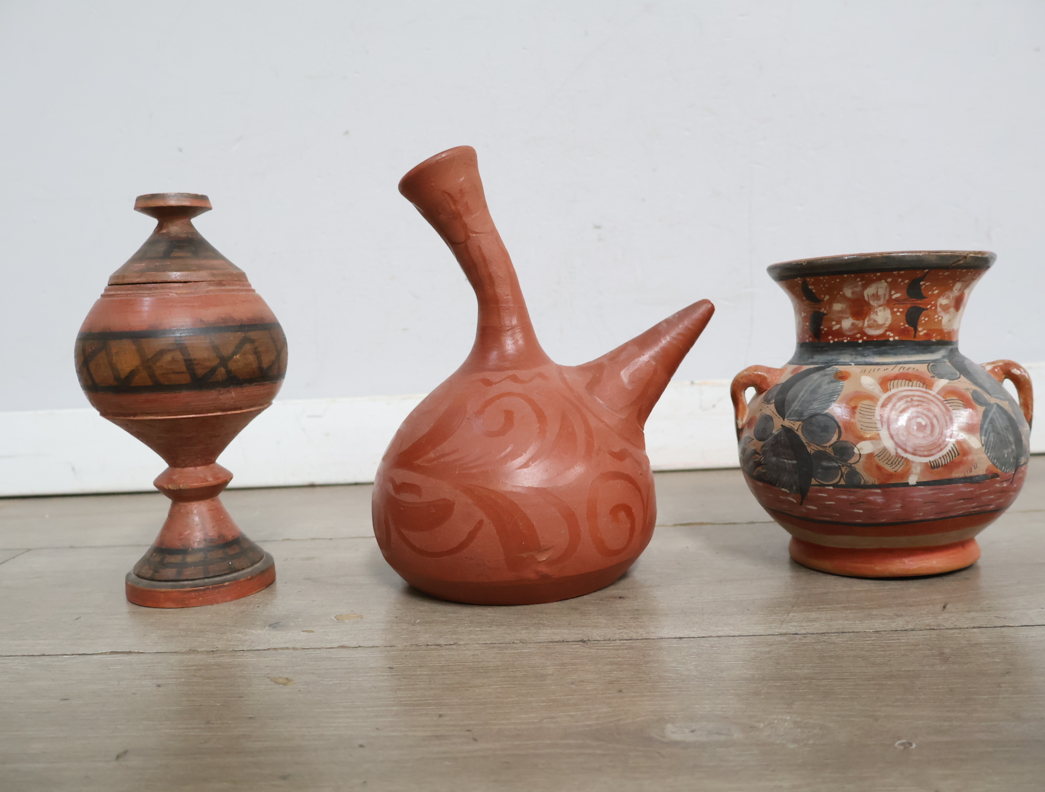 Set van drie aardewerken vazen en kannen'' – foto 5 – kavel bij GSD Auctions, Zoeterwoude