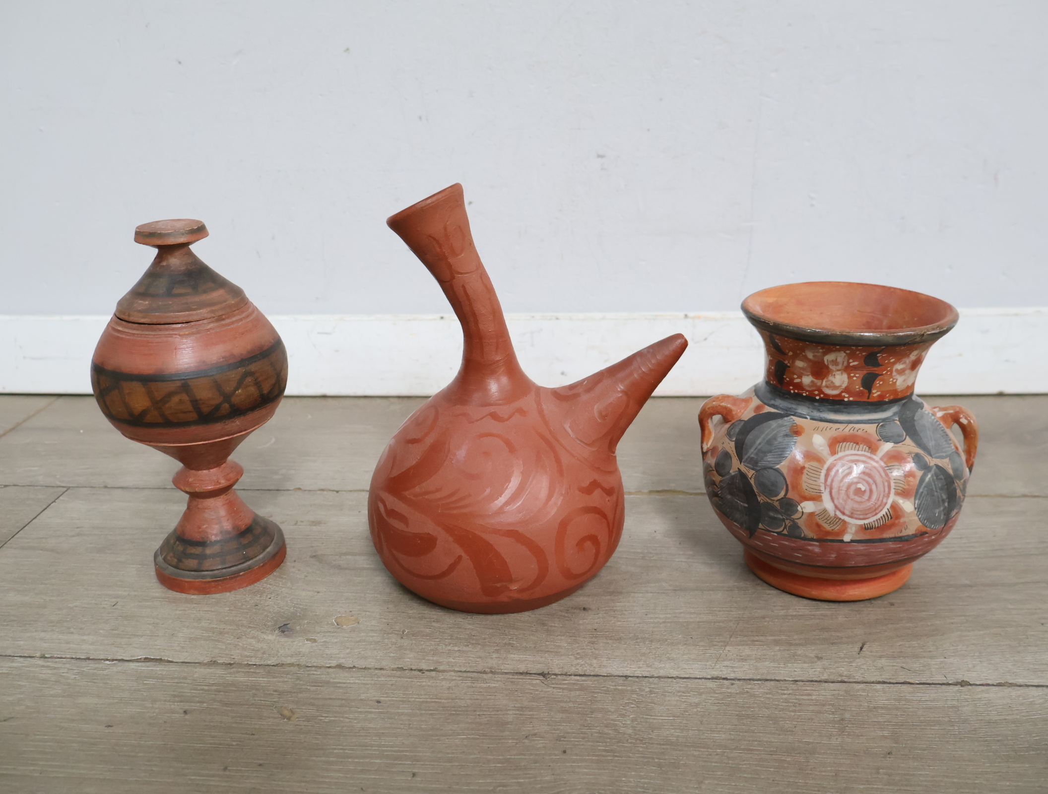 Set van drie aardewerken vazen en kannen'' – foto 6 – kavel bij GSD Auctions, Zoeterwoude