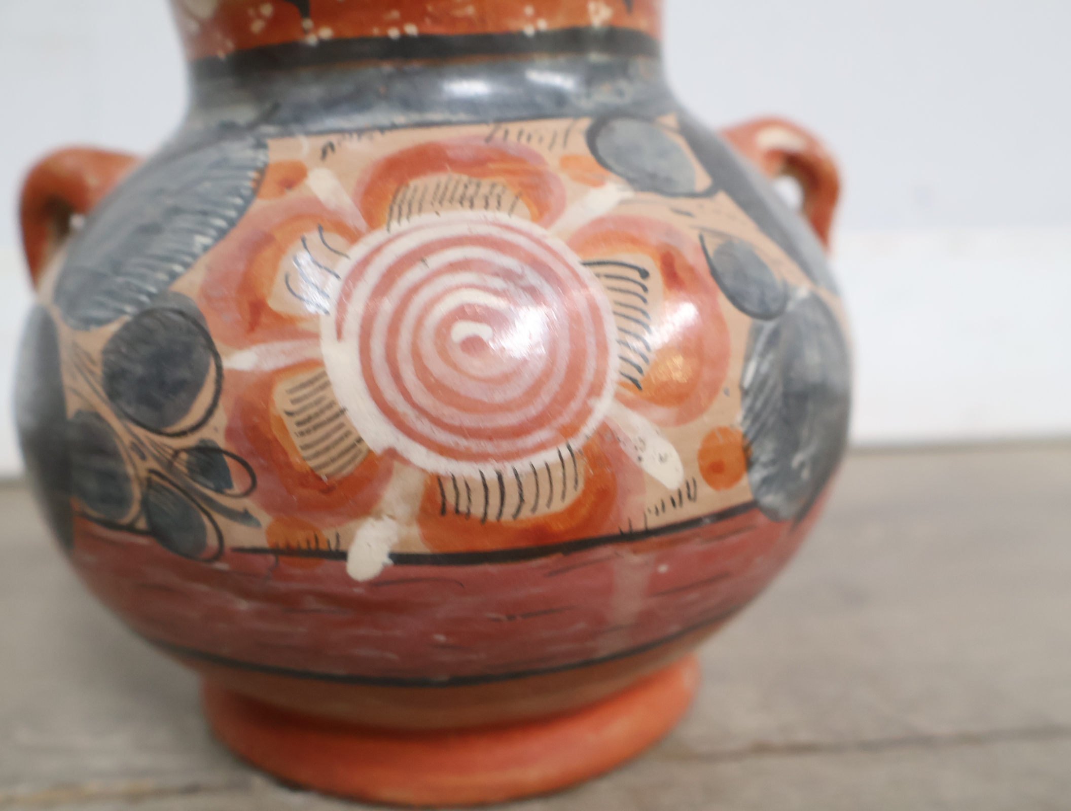 Set van drie aardewerken vazen en kannen'' – foto 10 – kavel bij GSD Auctions, Zoeterwoude