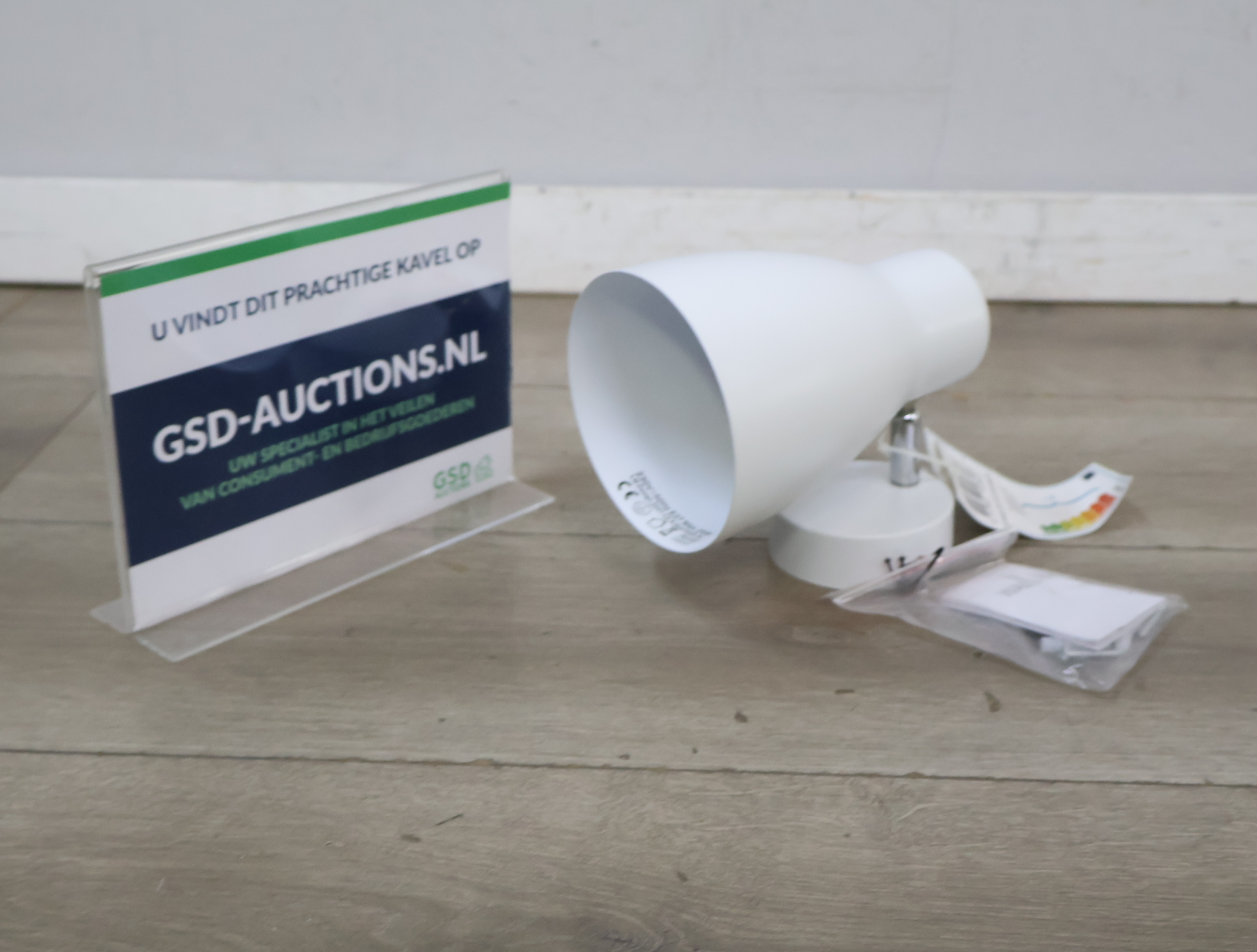 Witte wandlamp met bevestigingsmateriaal'' – foto 2 – kavel bij GSD Auctions, Zoeterwoude