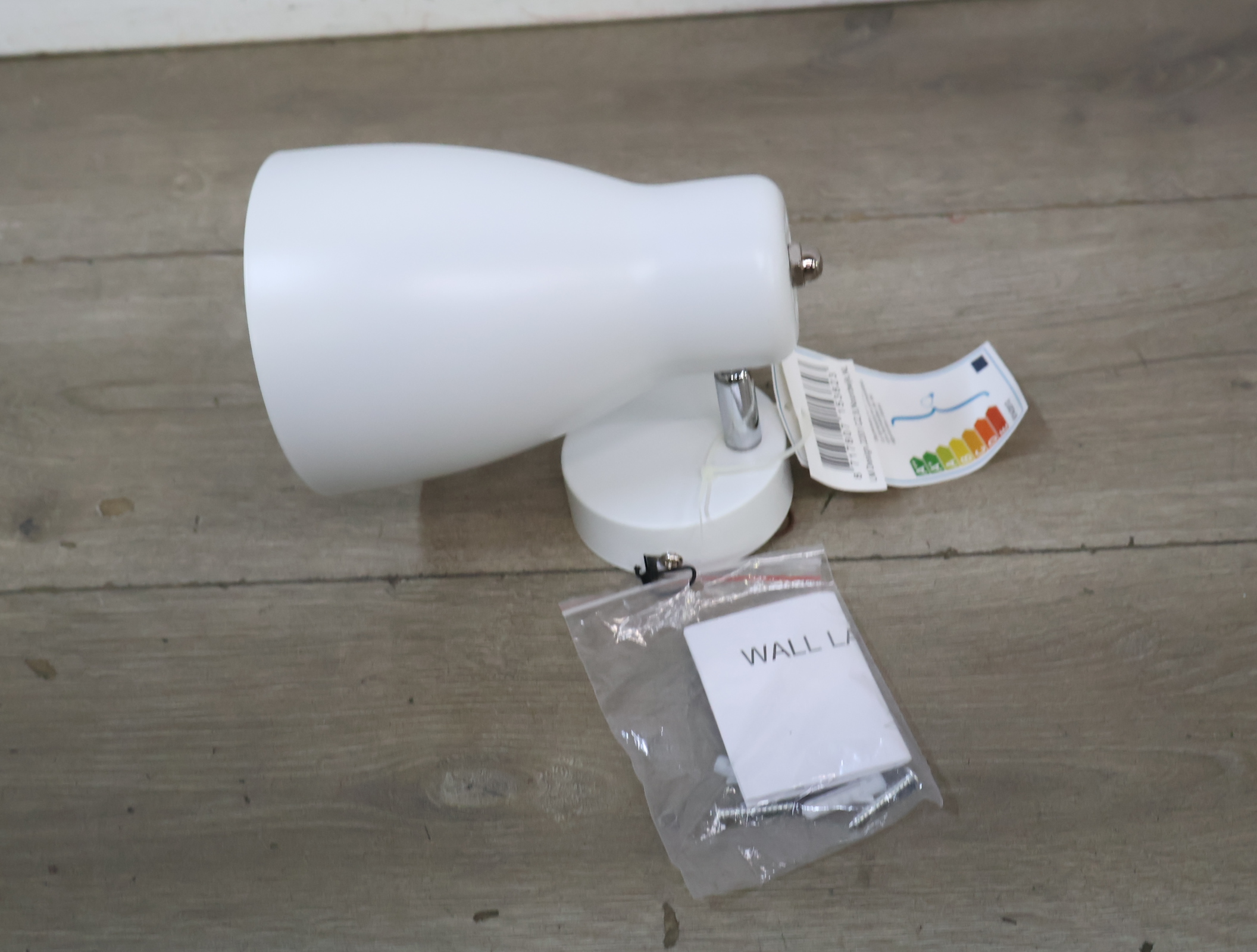 Witte wandlamp met bevestigingsmateriaal'' – foto 4 – kavel bij GSD Auctions, Zoeterwoude
