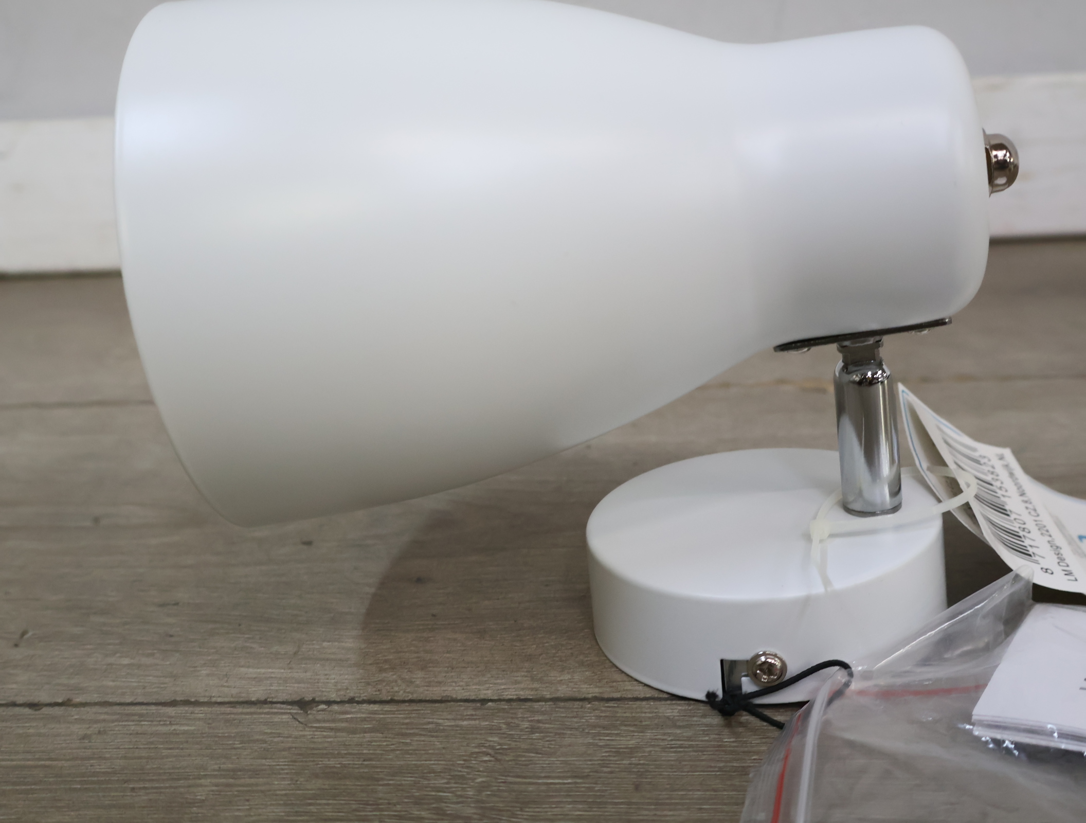 Witte wandlamp met bevestigingsmateriaal'' – foto 5 – kavel bij GSD Auctions, Zoeterwoude