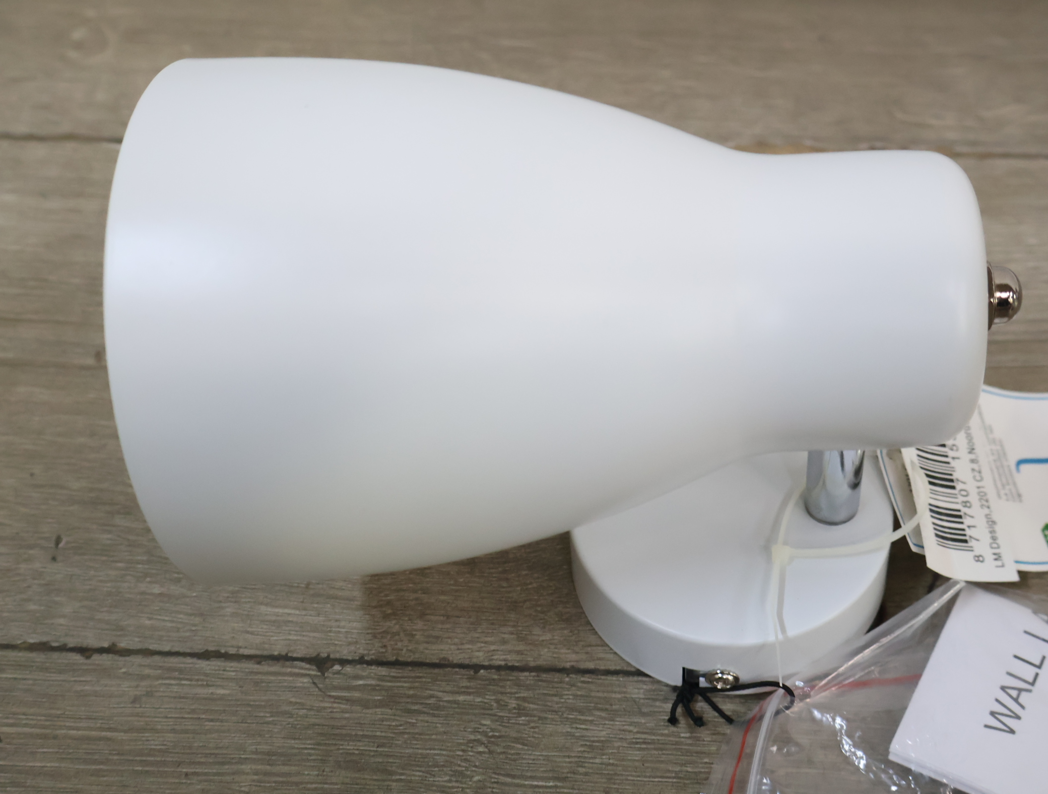 Witte wandlamp met bevestigingsmateriaal'' – foto 6 – kavel bij GSD Auctions, Zoeterwoude