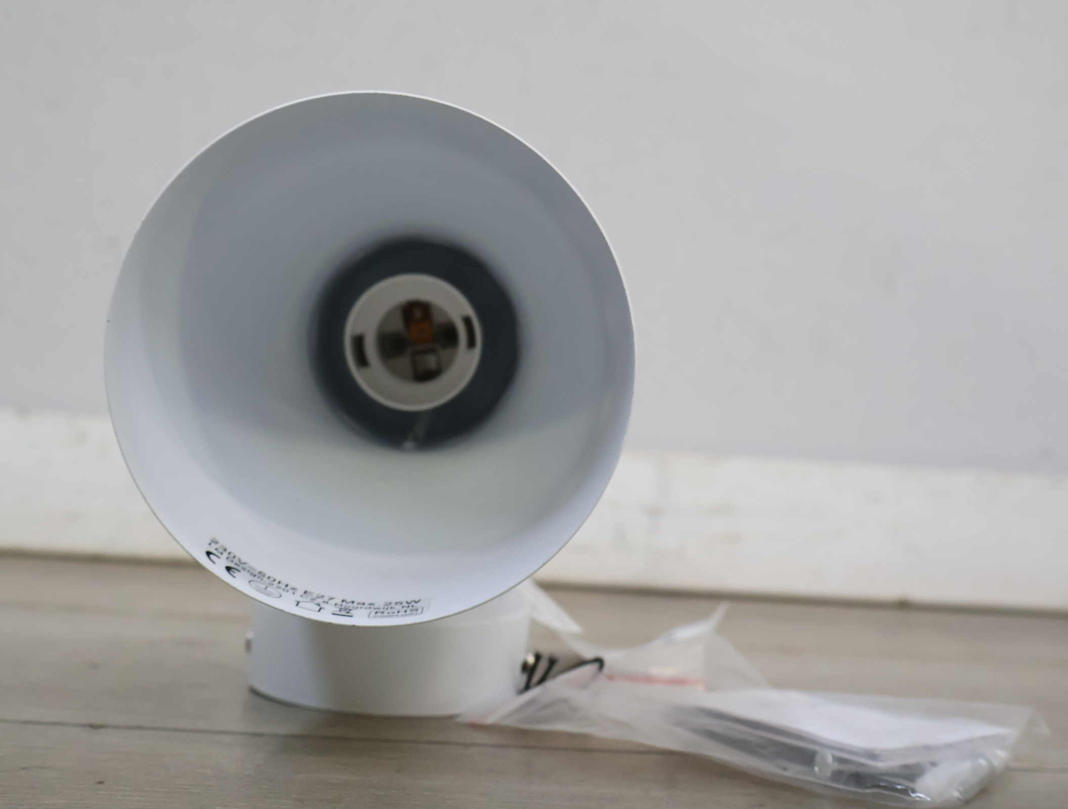 Witte wandlamp met bevestigingsmateriaal'' – foto 8 – kavel bij GSD Auctions, Zoeterwoude