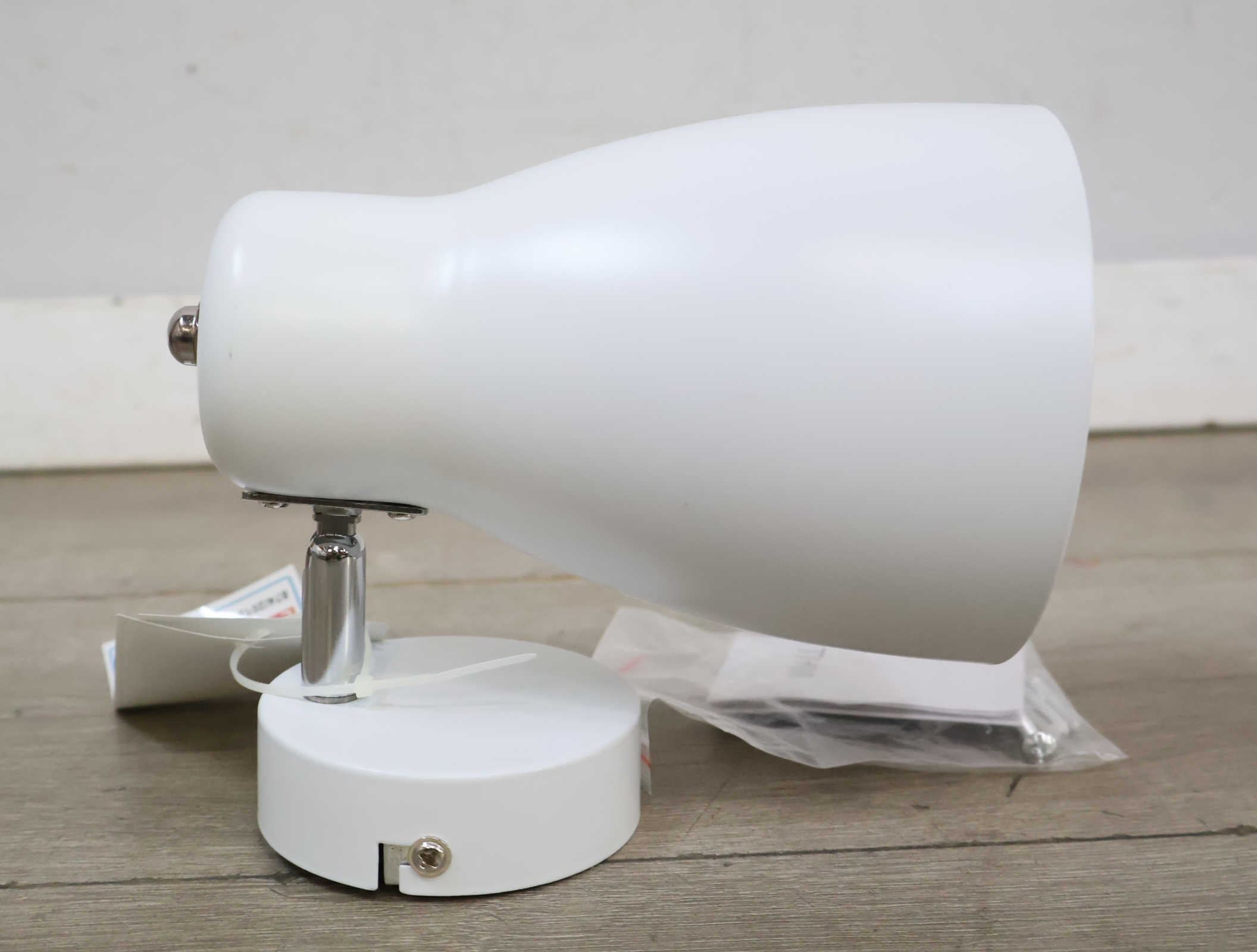 Witte wandlamp met bevestigingsmateriaal'' – foto 10 – kavel bij GSD Auctions, Zoeterwoude