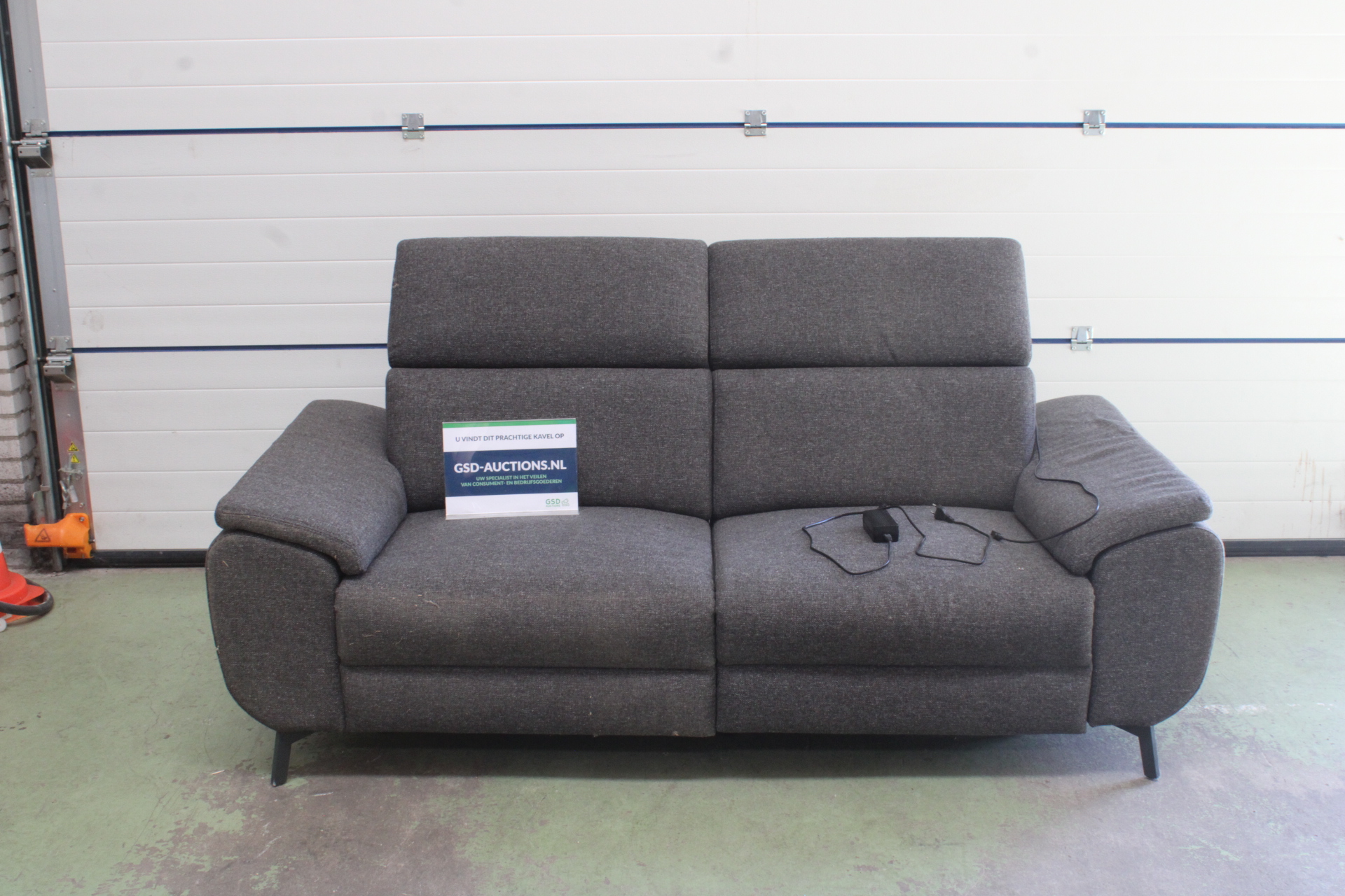 Grijze stoffen elektrische relax bank'' – kavel bij GSD Auctions, Zoeterwoude