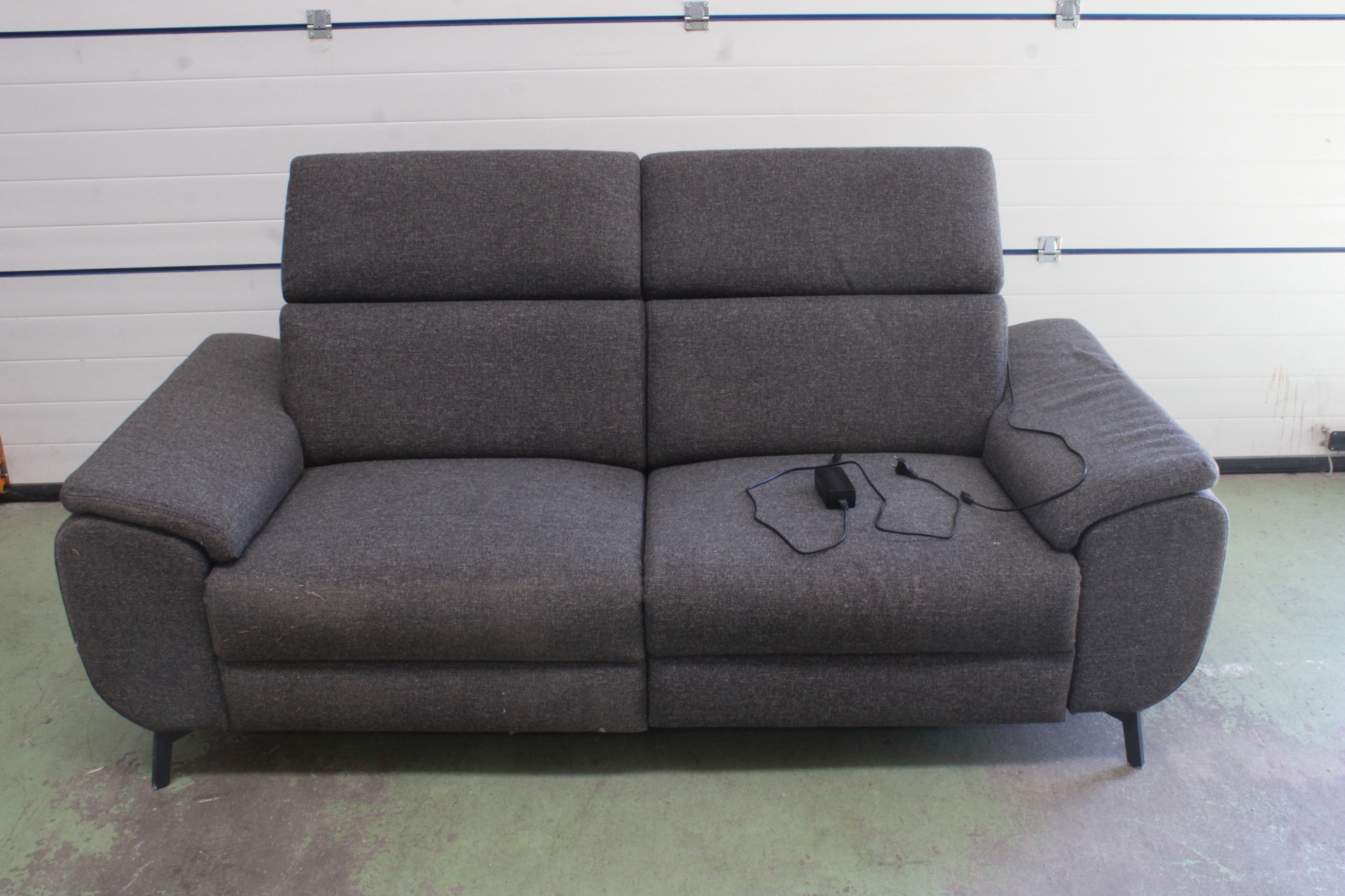 Grijze stoffen elektrische relax bank'' – foto 2 – kavel bij GSD Auctions, Zoeterwoude