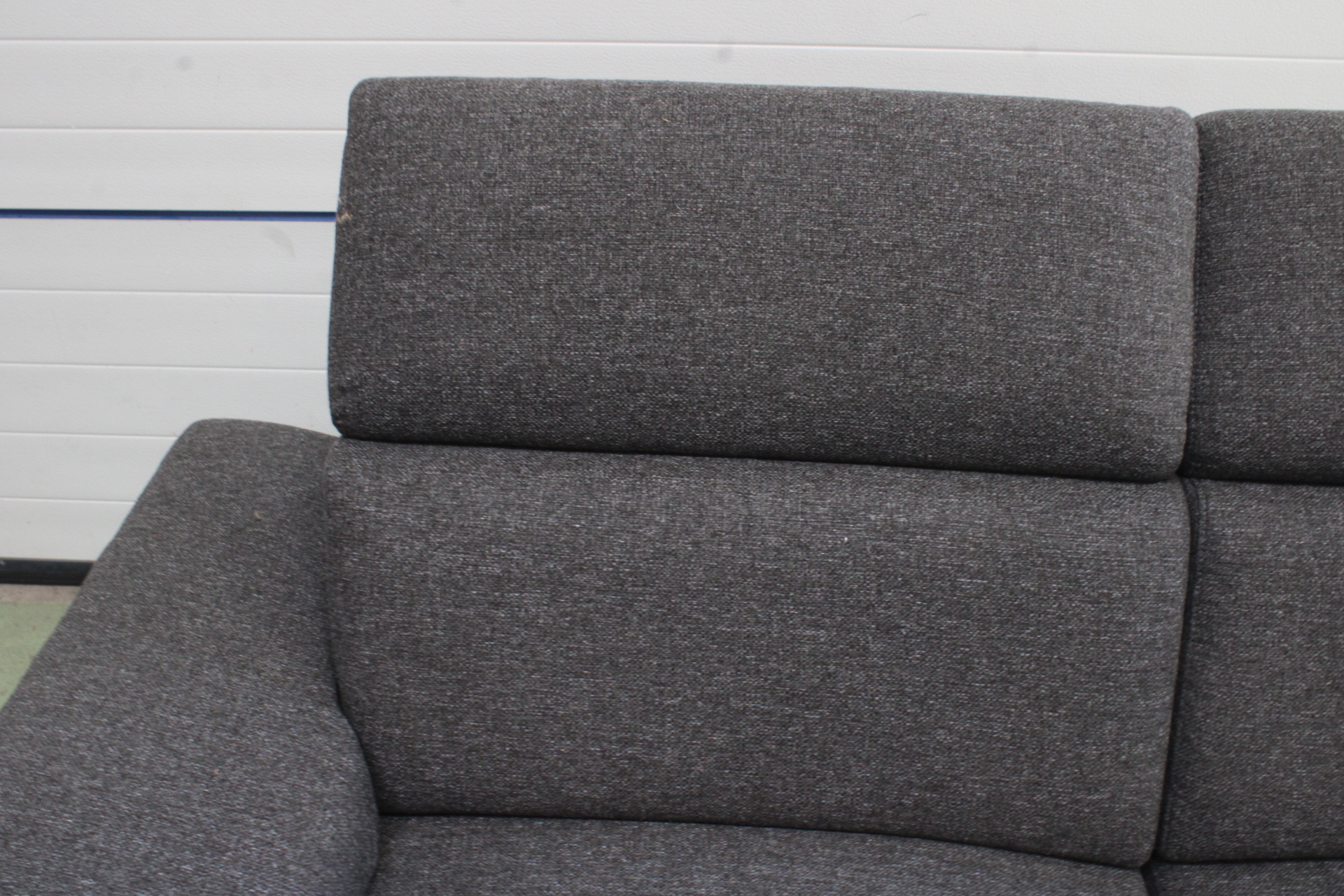 Grijze stoffen elektrische relax bank'' – foto 4 – kavel bij GSD Auctions, Zoeterwoude