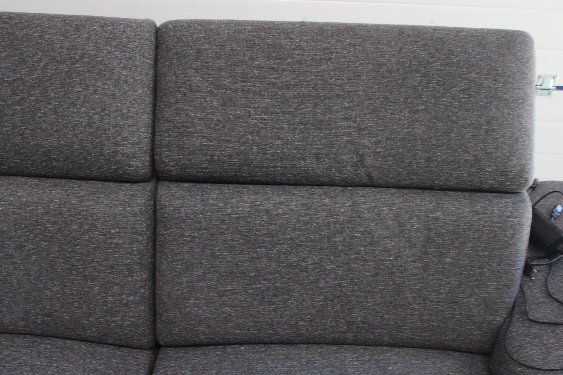 Grijze stoffen elektrische relax bank'' – foto 5 – kavel bij GSD Auctions, Zoeterwoude