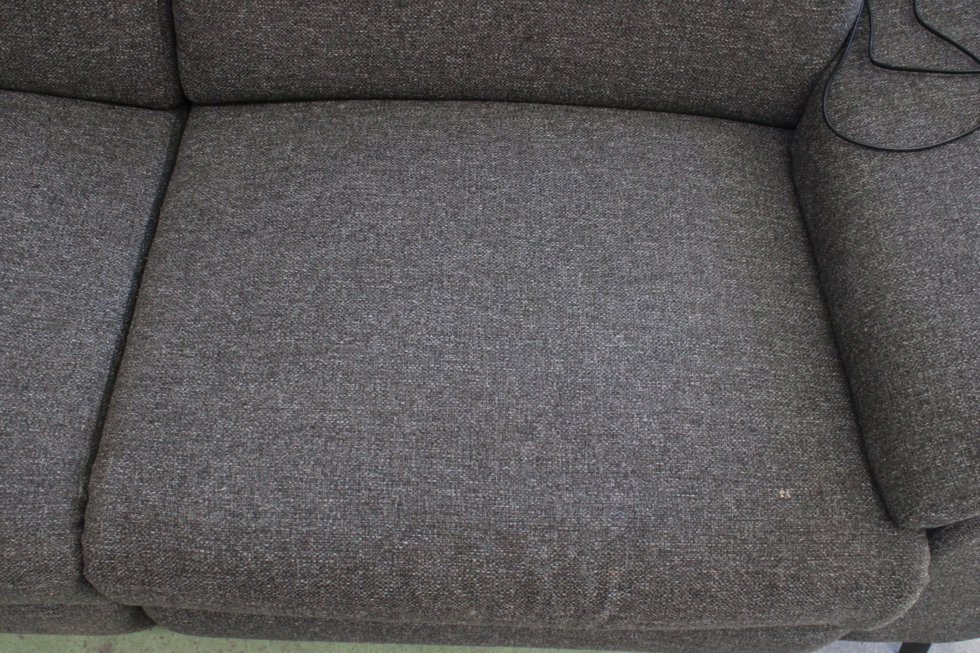 Grijze stoffen elektrische relax bank'' – foto 6 – kavel bij GSD Auctions, Zoeterwoude