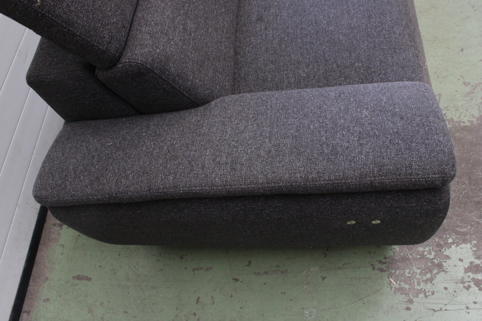 Grijze stoffen elektrische relax bank'' – foto 8 – kavel bij GSD Auctions, Zoeterwoude