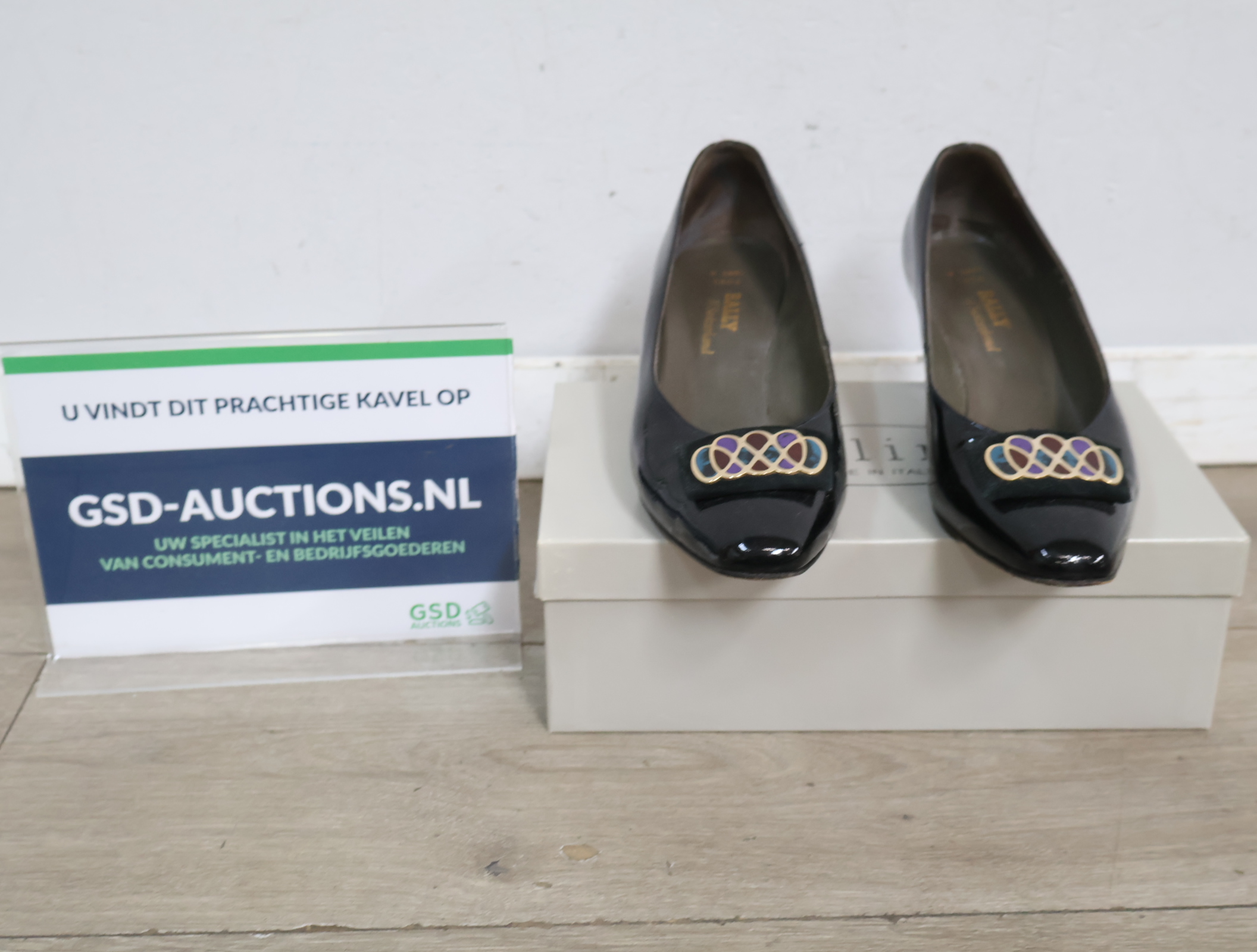 Zwarte dames pumps met sierdetail'' – kavel bij GSD Auctions, Zoeterwoude
