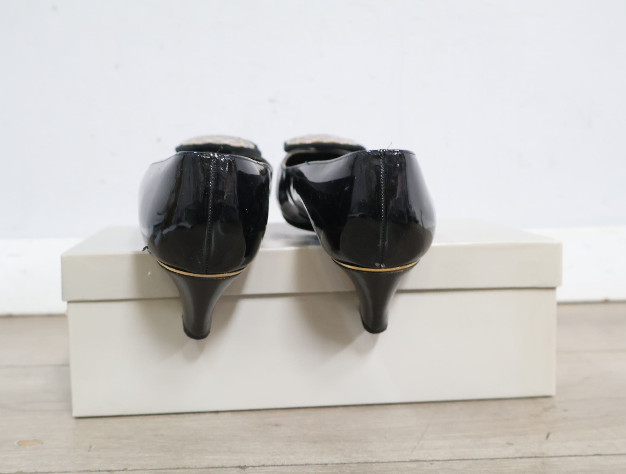Zwarte dames pumps met sierdetail'' – foto 9 – kavel bij GSD Auctions, Zoeterwoude
