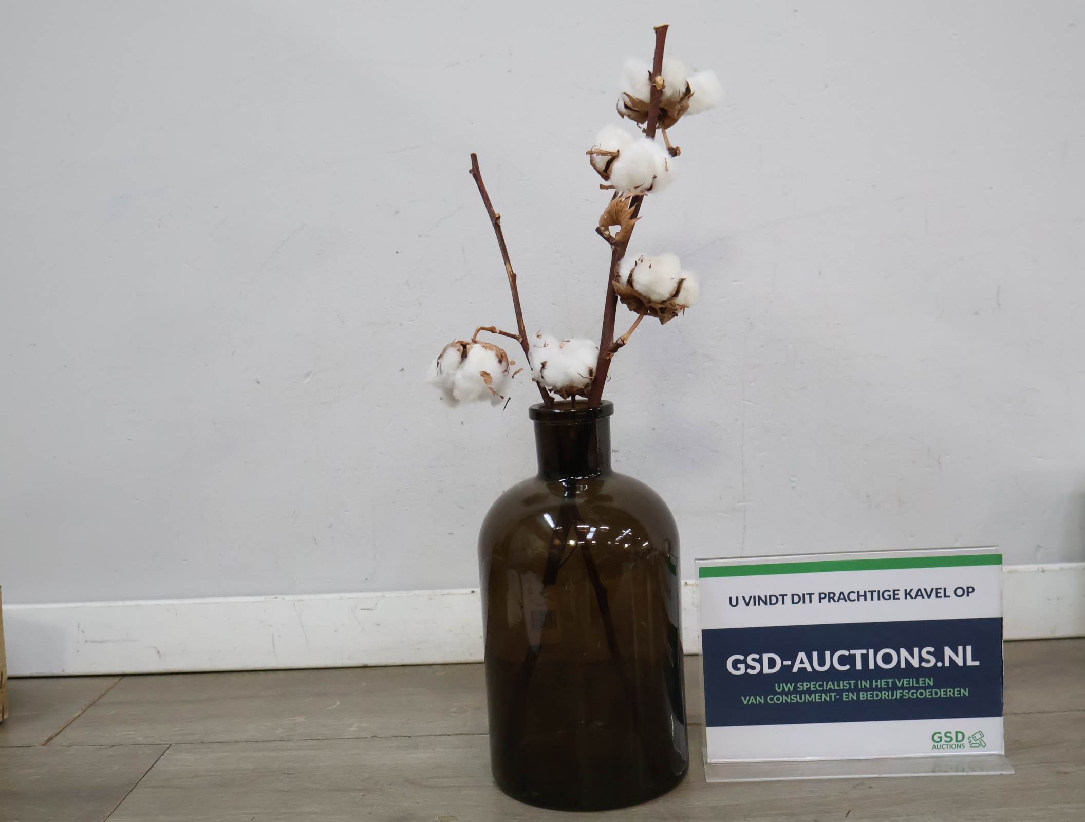 Glazen vaas met kunst-katoen takken'' – kavel bij GSD Auctions, Zoeterwoude