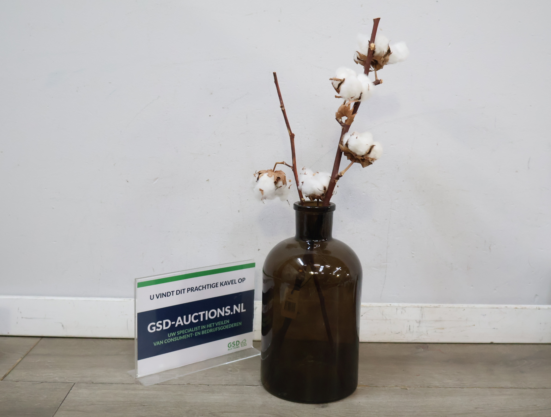 Glazen vaas met kunst-katoen takken'' – foto 2 – kavel bij GSD Auctions, Zoeterwoude