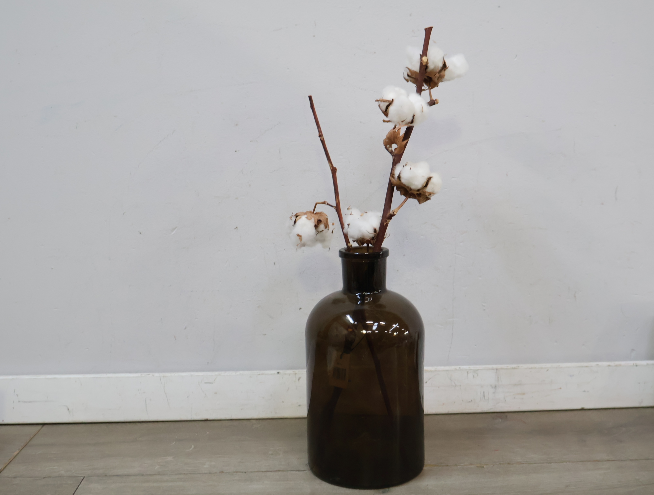Glazen vaas met kunst-katoen takken'' – foto 3 – kavel bij GSD Auctions, Zoeterwoude