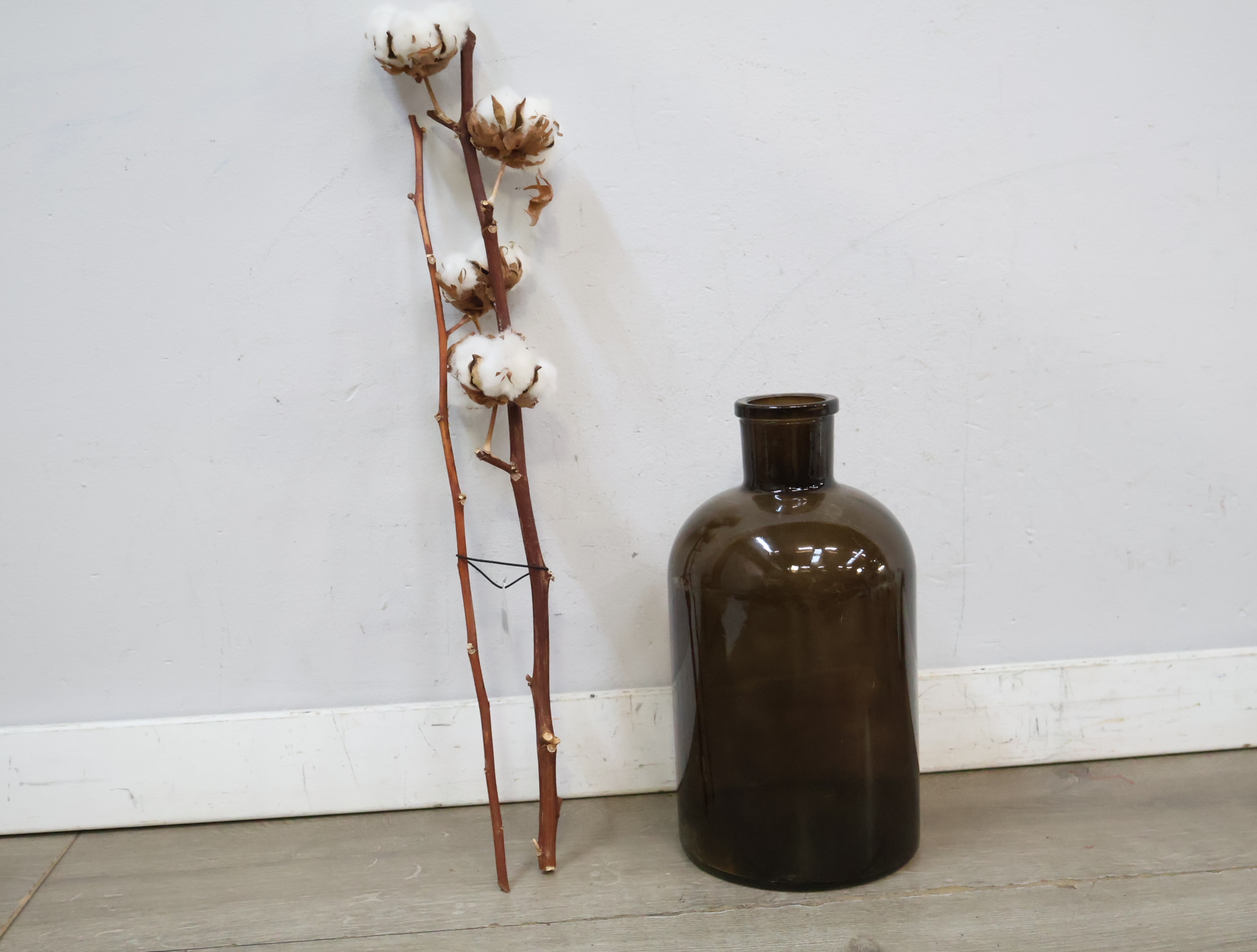 Glazen vaas met kunst-katoen takken'' – foto 7 – kavel bij GSD Auctions, Zoeterwoude