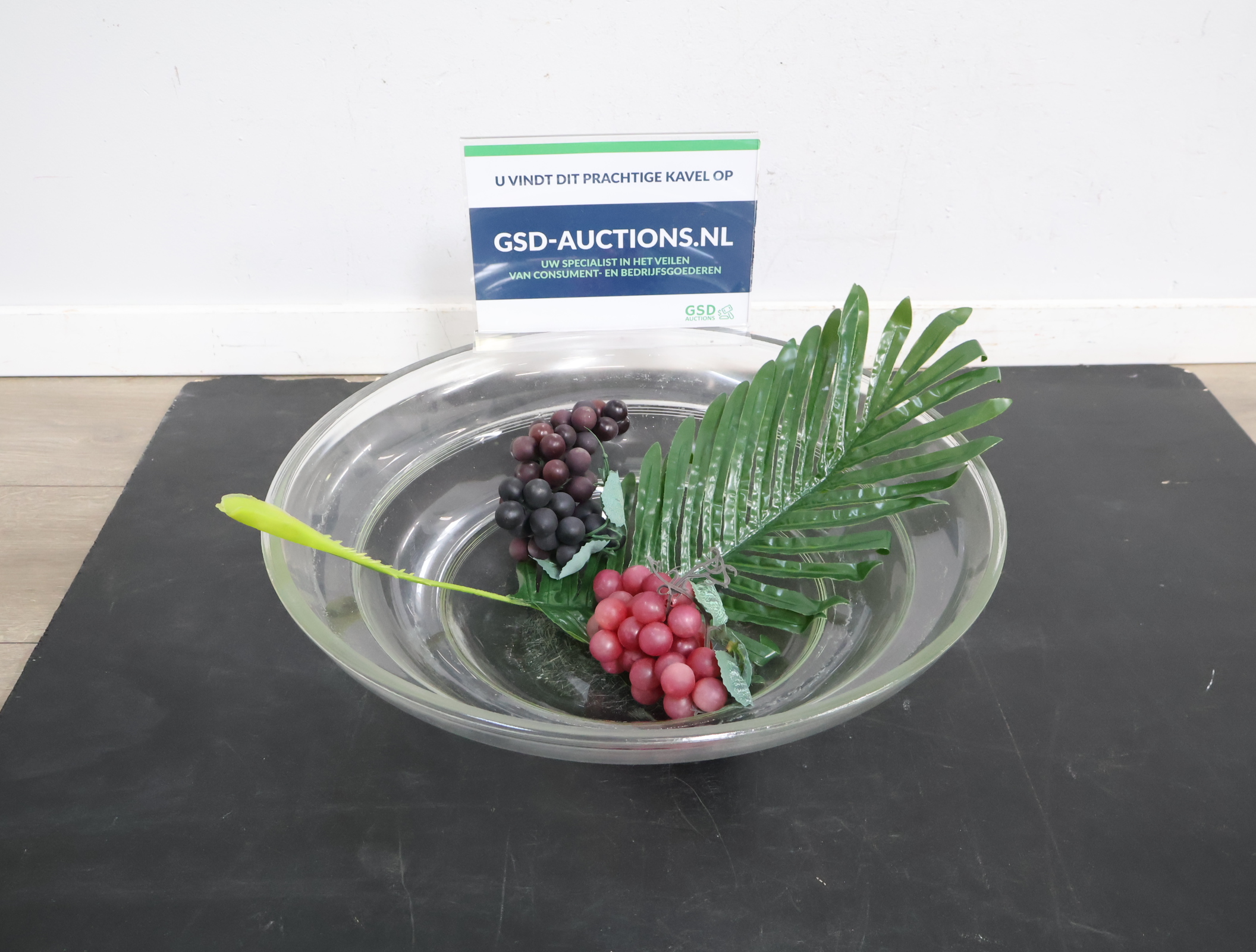Glazen schaal met kunstfruit en blad'' – kavel bij GSD Auctions, Zoeterwoude