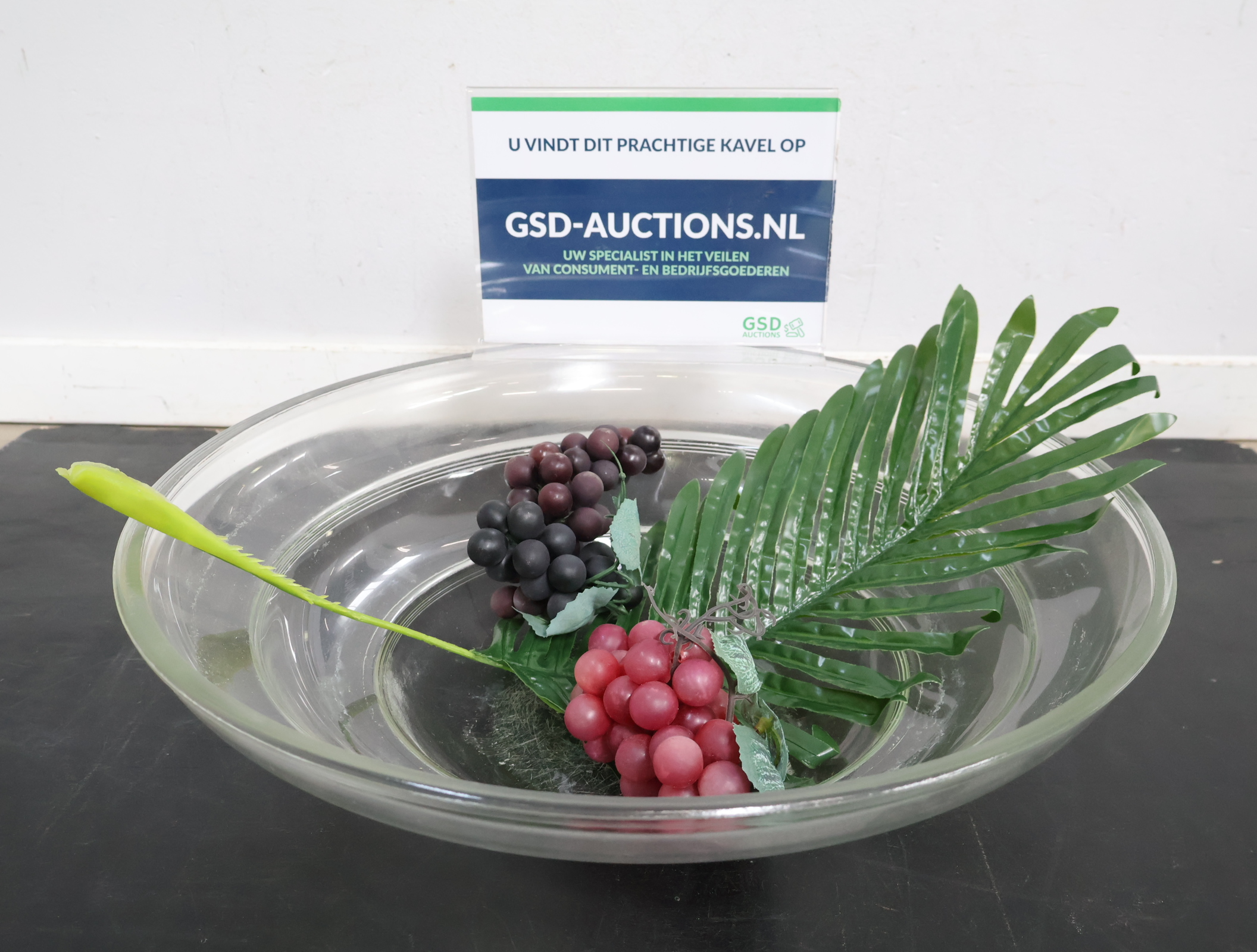 Glazen schaal met kunstfruit en blad'' – foto 2 – kavel bij GSD Auctions, Zoeterwoude