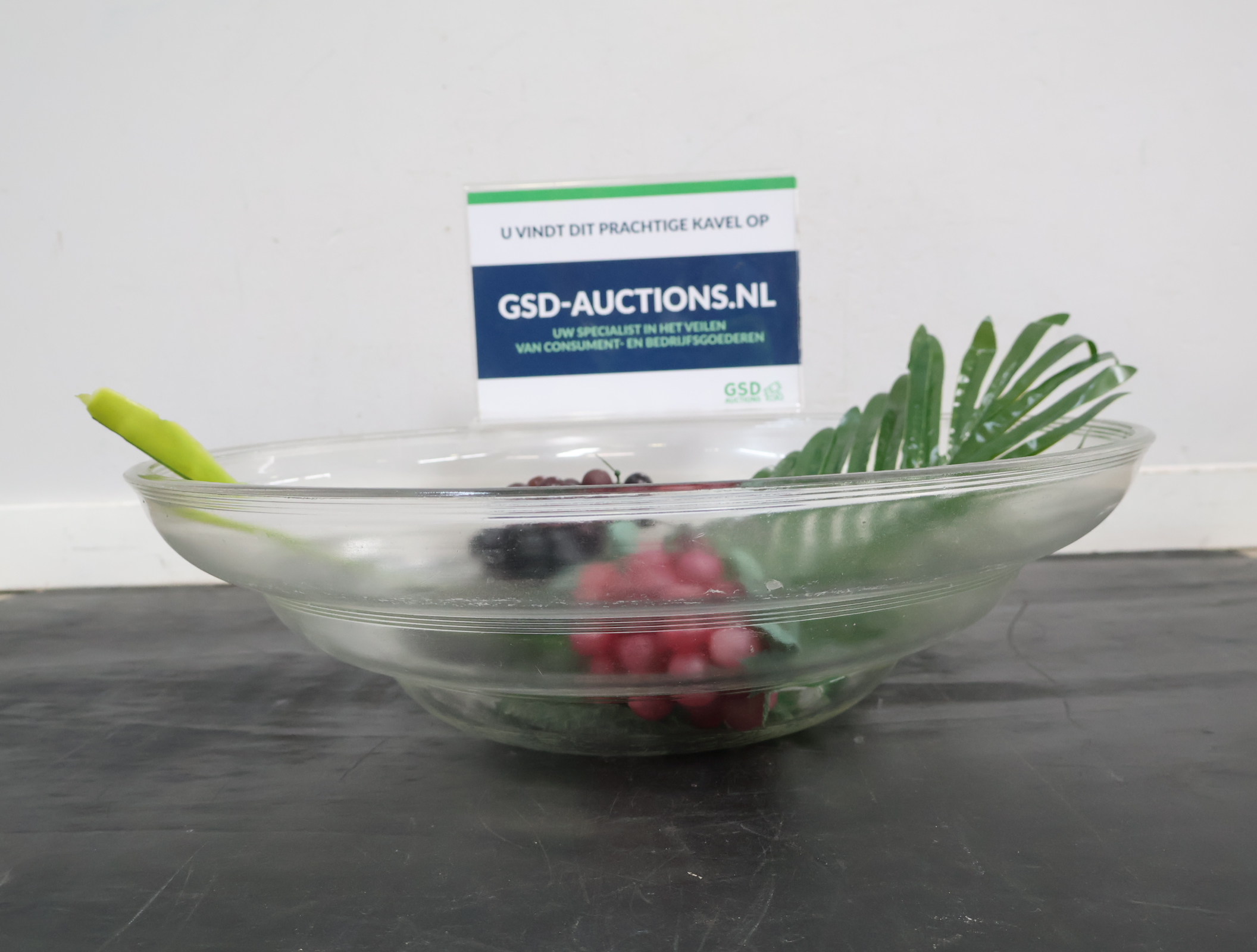 Glazen schaal met kunstfruit en blad'' – foto 3 – kavel bij GSD Auctions, Zoeterwoude