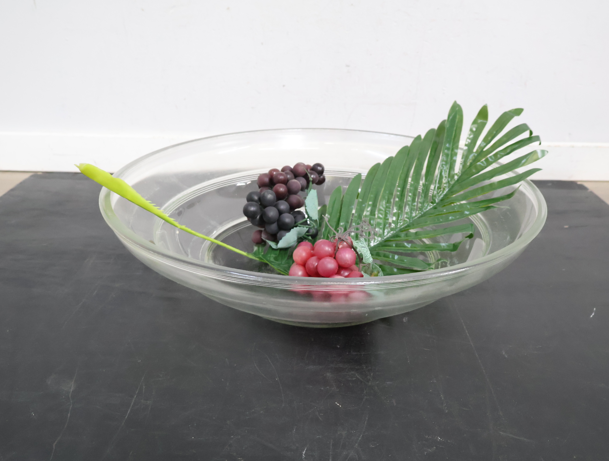 Glazen schaal met kunstfruit en blad'' – foto 4 – kavel bij GSD Auctions, Zoeterwoude