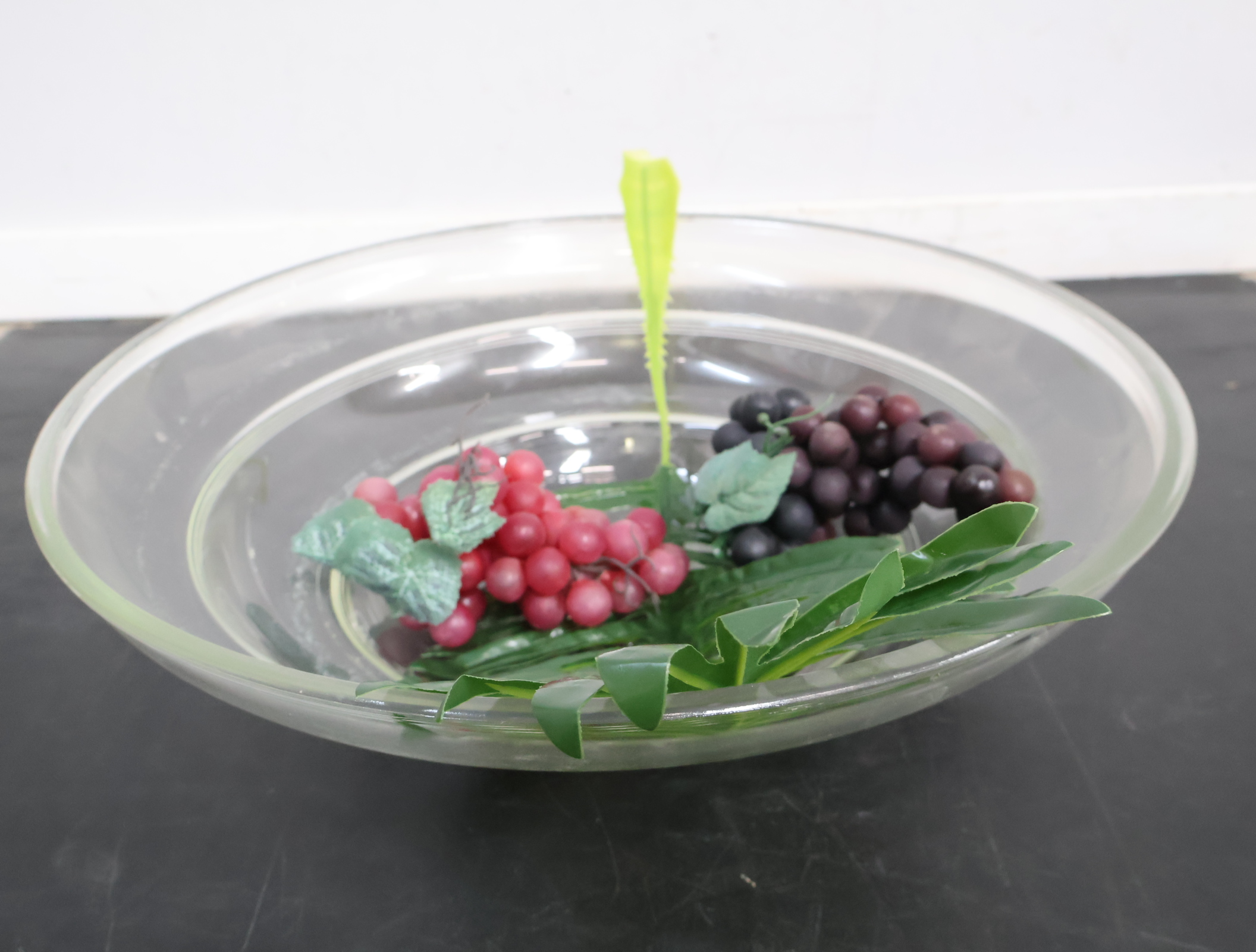 Glazen schaal met kunstfruit en blad'' – foto 6 – kavel bij GSD Auctions, Zoeterwoude