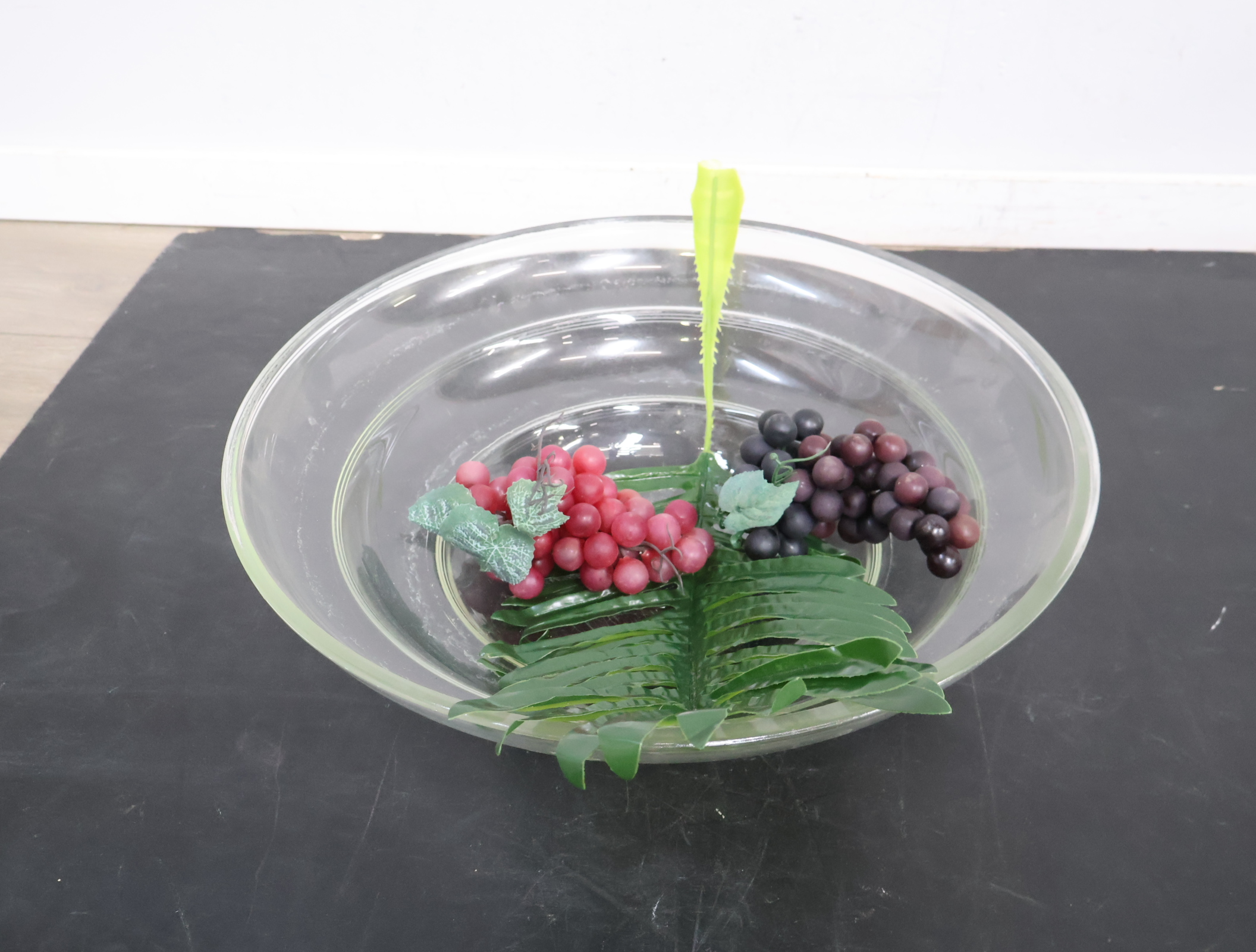 Glazen schaal met kunstfruit en blad'' – foto 8 – kavel bij GSD Auctions, Zoeterwoude