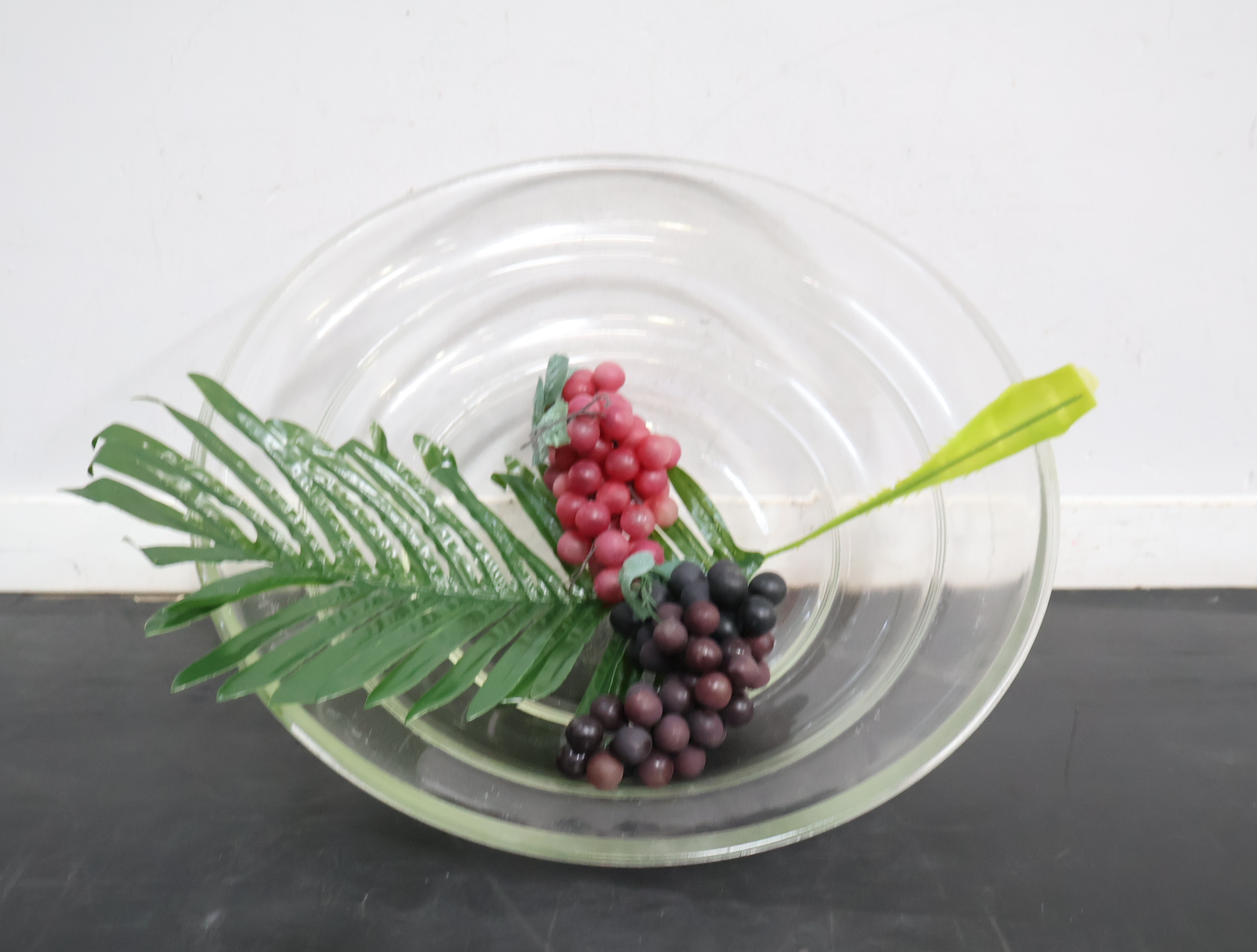 Glazen schaal met kunstfruit en blad'' – foto 9 – kavel bij GSD Auctions, Zoeterwoude