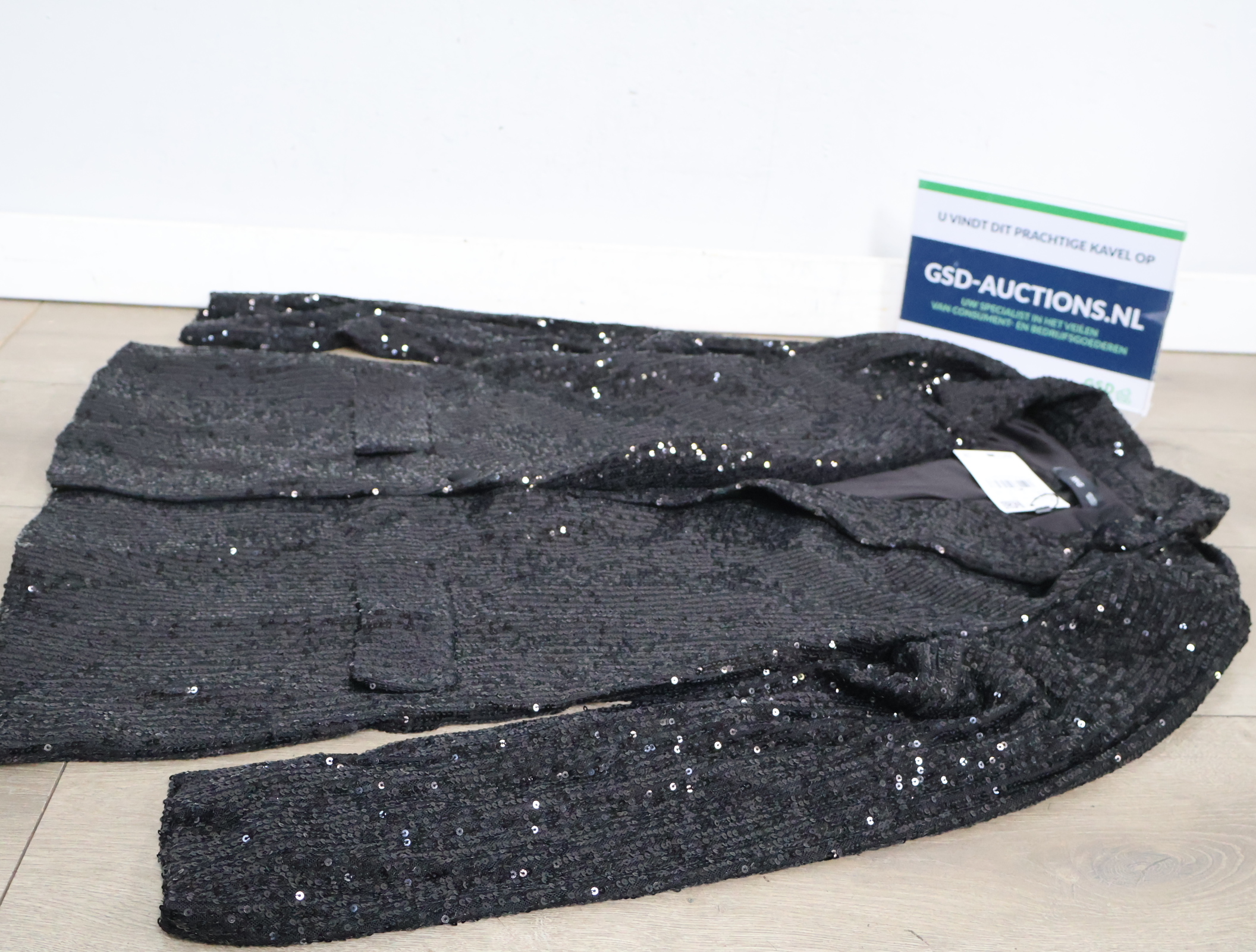 Zwarte blazer met pailletten - Mango'' – foto 2 – kavel bij GSD Auctions, Zoeterwoude