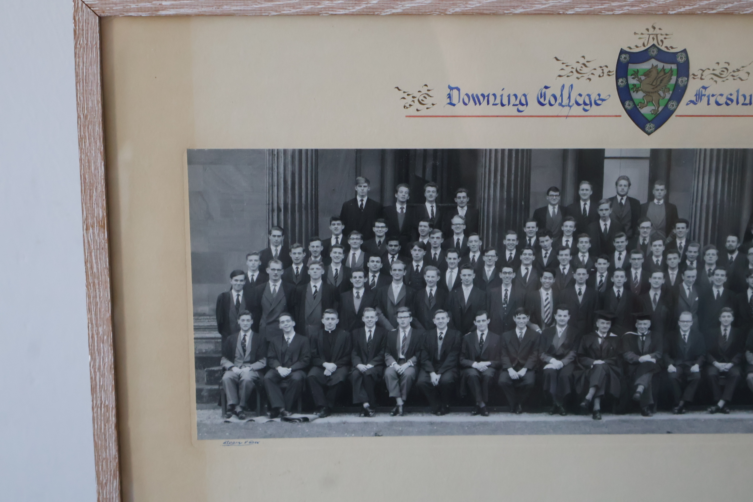 Ingelijste groepsfoto Downing College 1958'' – foto 3 – kavel bij GSD Auctions, Zoeterwoude
