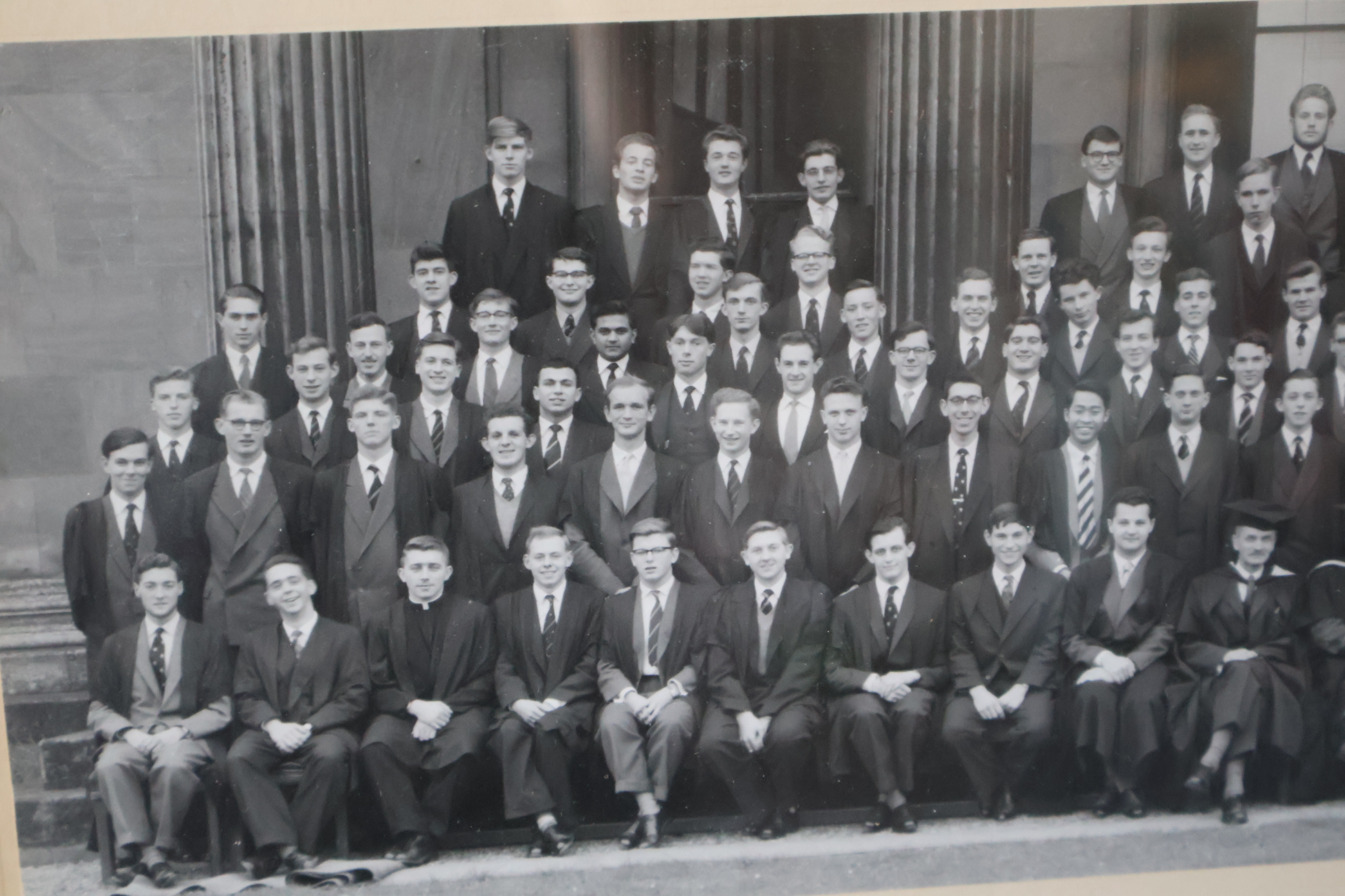 Ingelijste groepsfoto Downing College 1958'' – foto 5 – kavel bij GSD Auctions, Zoeterwoude