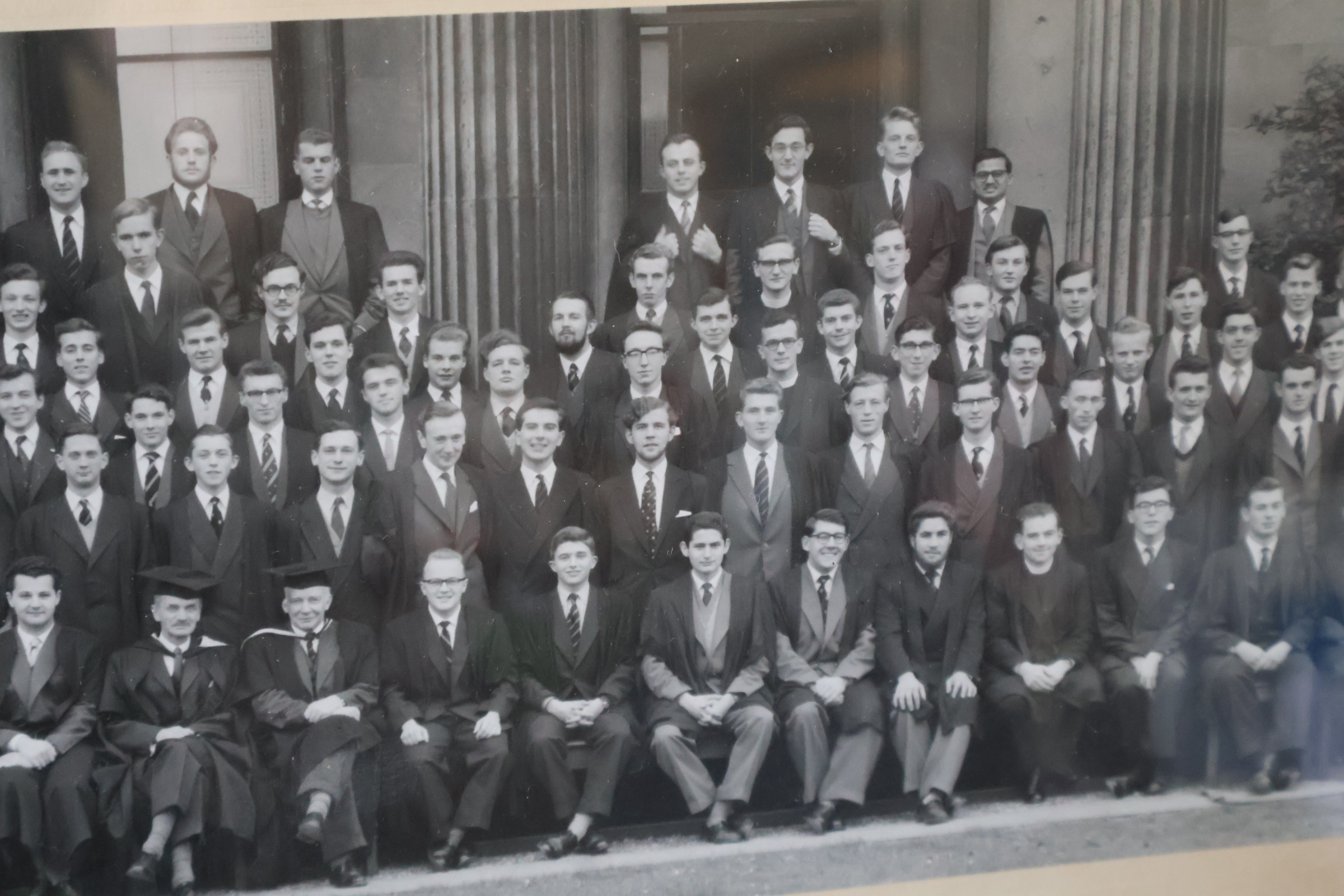 Ingelijste groepsfoto Downing College 1958'' – foto 6 – kavel bij GSD Auctions, Zoeterwoude