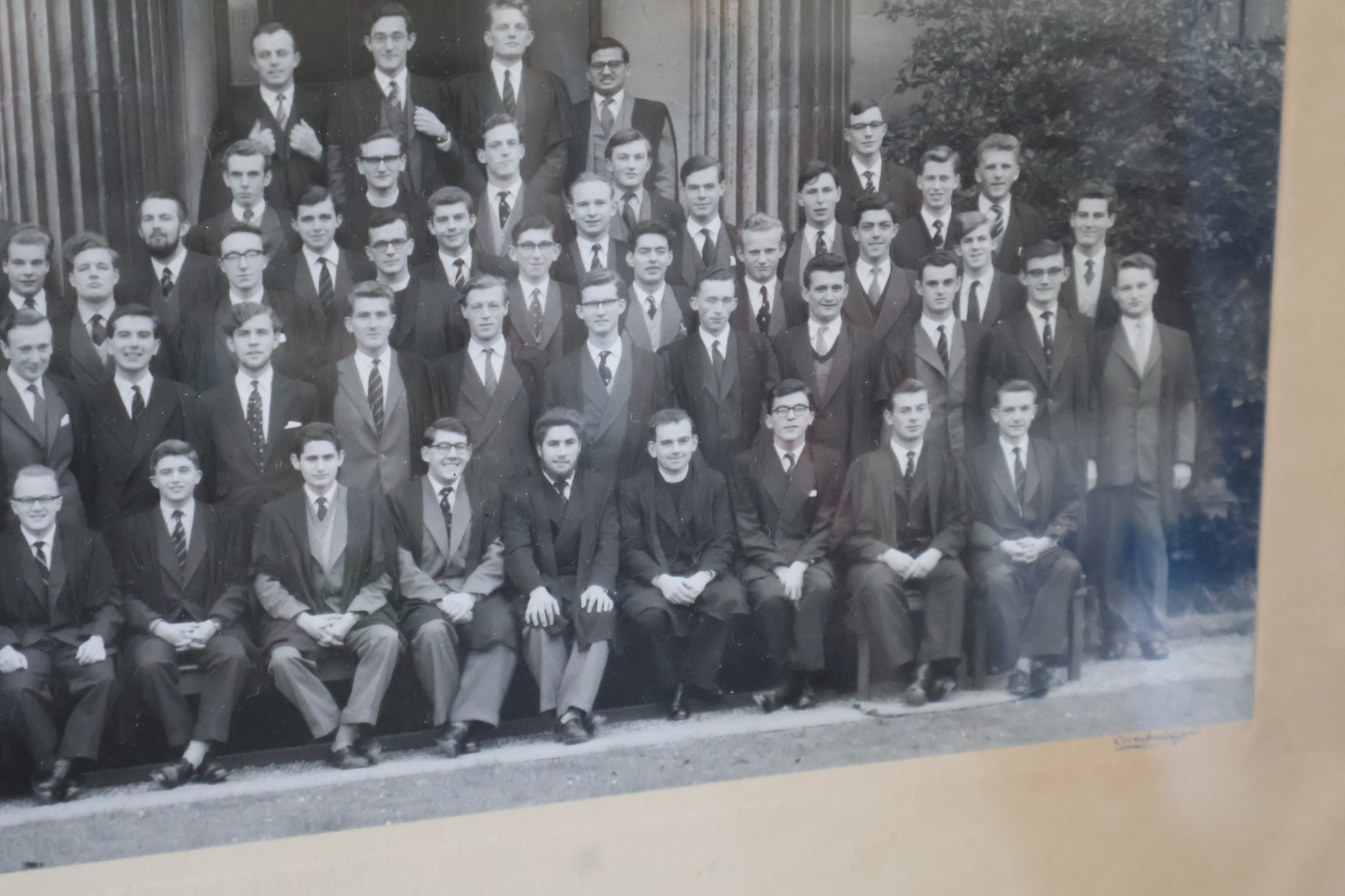 Ingelijste groepsfoto Downing College 1958'' – foto 7 – kavel bij GSD Auctions, Zoeterwoude