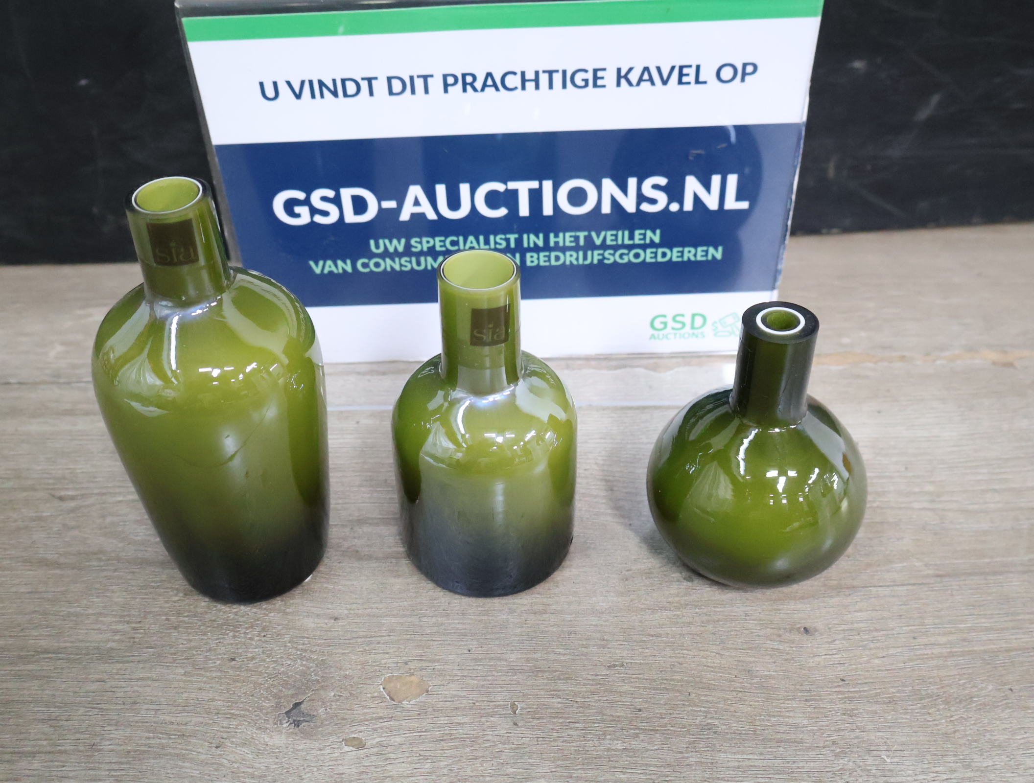 Set van 3 groene glazen vazen'' – kavel bij GSD Auctions, Zoeterwoude