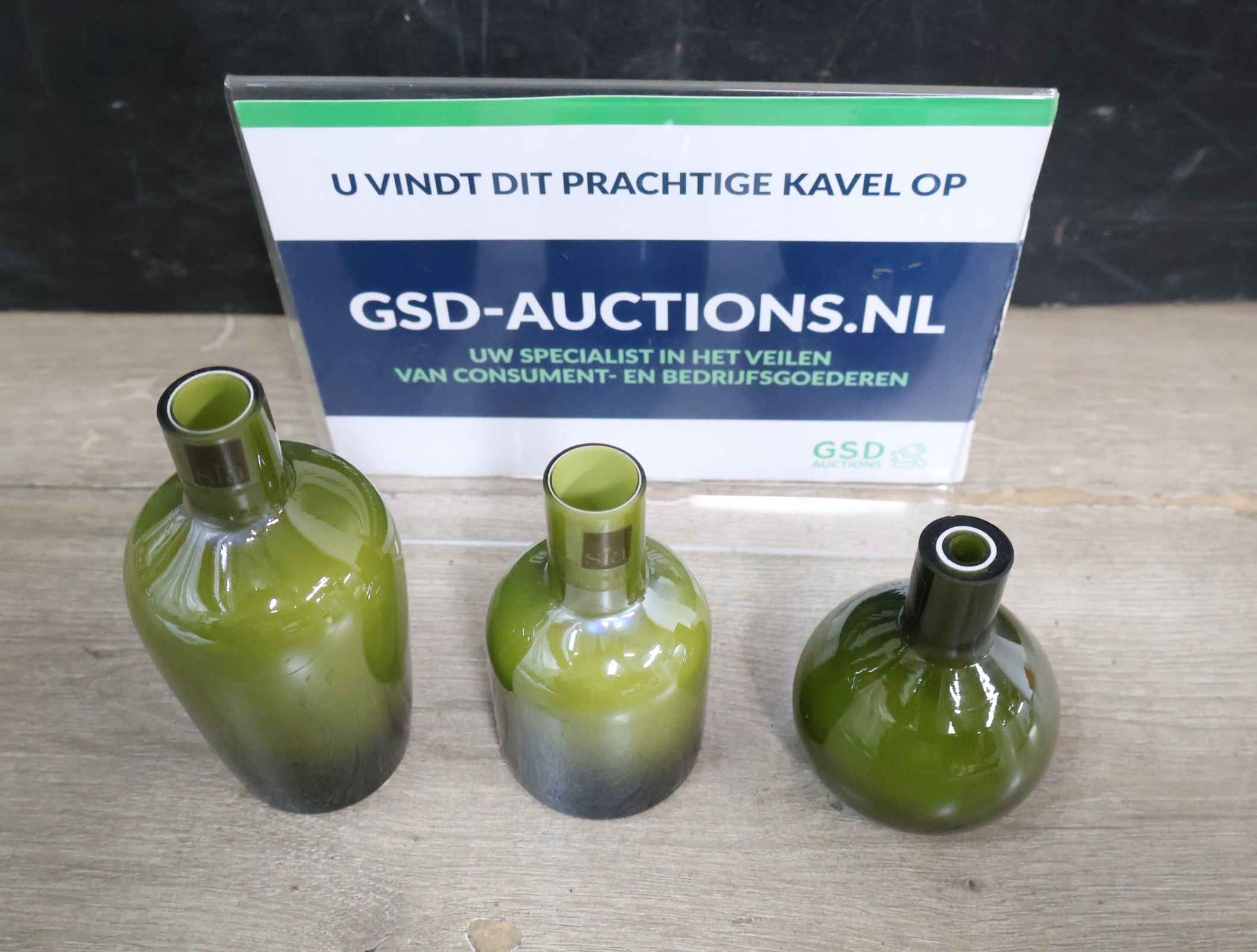 Set van 3 groene glazen vazen'' – foto 2 – kavel bij GSD Auctions, Zoeterwoude
