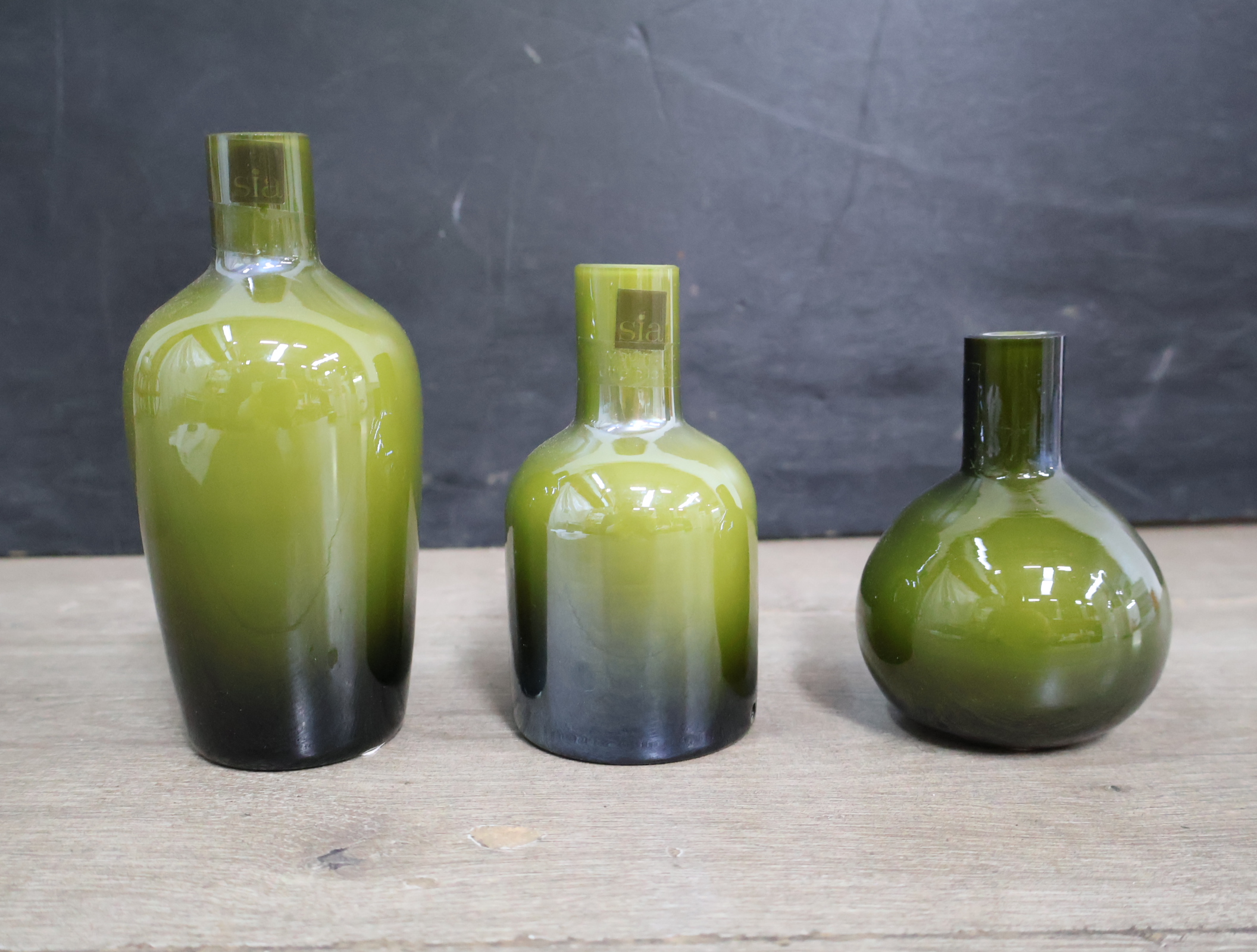 Set van 3 groene glazen vazen'' – foto 3 – kavel bij GSD Auctions, Zoeterwoude