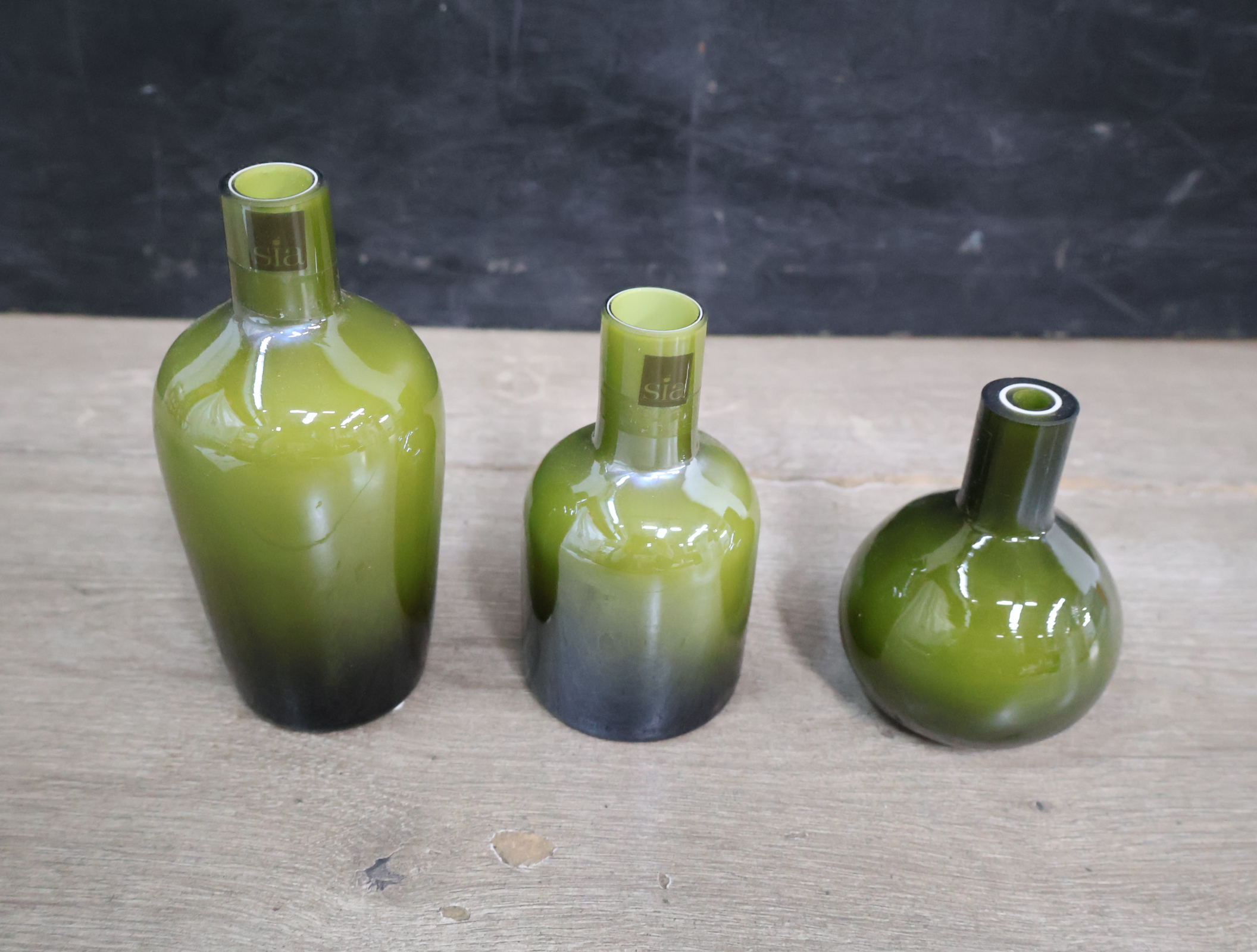 Set van 3 groene glazen vazen'' – foto 4 – kavel bij GSD Auctions, Zoeterwoude